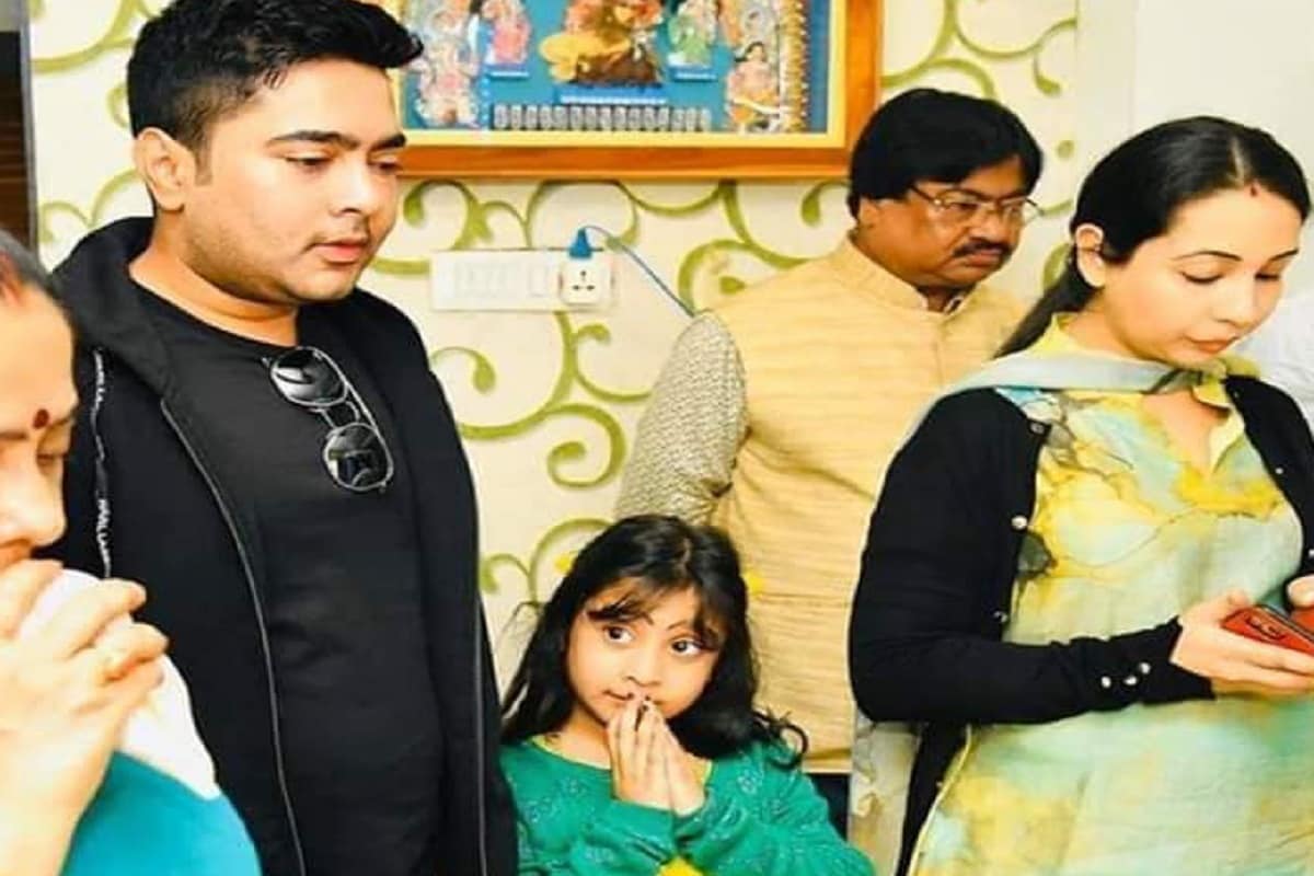 বাবা-মায়ের সঙ্গে আজানিয়া