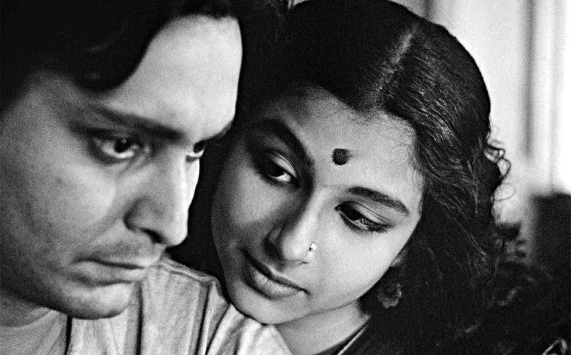 শুরু হল 'অপুর সংসার'-এর শুটিং। তেমন কোনও একটা রিহার্সালের ব্যবস্থা ছিল না। কিন্তু সত্যজিৎ রায় খুব ধীরে ধীরে এবং অনেকটা অলক্ষিতভাবেই সৌমিত্রকে অপুর চরিত্রের জন্য তৈরি করে নিয়েছিলেন। 'পথের পাঁচালি'র পরে সত্যজিৎ রায় যখন 'অপরাজিত'-র অপুর জন্য কিশোর অভিনেতা খুঁজছেন, তখন তাঁরই একজন সহকারী সৌমিত্রকে রায়ের কাছে হাজির করেছিলেন। কিন্তু অপুর জন্য সৌমিত্রর বয়সটা বেশি ছিল, তাই নির্বাচিত হননি। অনেক পরে সৌমিত্র জেনেছিলেন, ট্রিলজির তৃতীয় পর্বে যুবক অপুর চরিত্রে অভিনয় করার জন্য তখন থেকেই সত্যজিৎ তাঁর কথা ভেবে রেখেছিলেন। শুরু হল 'অপুর সংসার'-এর শুটিং। তেমন কোনও একটা রিহার্সালের ব্যবস্থা ছিল না। কিন্তু সত্যজিৎ রায় খুব ধীরে ধীরে এবং অনেকটা অলক্ষিতভাবেই সৌমিত্রকে অপুর চরিত্রের জন্য তৈরি করে নিয়েছিলেন। 'পথের পাঁচালি'র পরে সত্যজিৎ রায় যখন 'অপরাজিত'-র অপুর জন্য কিশোর অভিনেতা খুঁজছেন, তখন তাঁরই একজন সহকারী সৌমিত্রকে রায়ের কাছে হাজির করেছিলেন। কিন্তু অপুর জন্য সৌমিত্রর বয়সটা বেশি ছিল, তাই নির্বাচিত হননি। অনেক পরে সৌমিত্র জেনেছিলেন, ট্রিলজির তৃতীয় পর্বে যুবক অপুর চরিত্রে অভিনয় করার জন্য তখন থেকেই সত্যজিৎ তাঁর কথা ভেবে রেখেছিলেন।