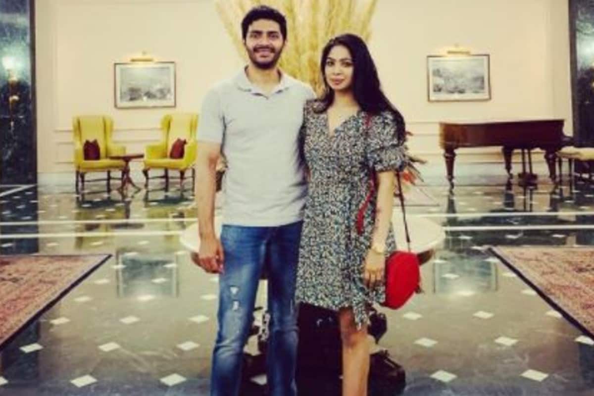 তারকা স্ত্রীদের মধ্যে তাঁকে ফ্যাশনিস্তাও বলা যেতে পারে। আর তাই ইনস্টাগ্রামে তাঁর ফলোয়ারের সংখ্যাও চোখে পড়ার মতো। তারকা স্ত্রীদের মধ্যে তাঁকে ফ্যাশনিস্তাও বলা যেতে পারে। আর তাই ইনস্টাগ্রামে তাঁর ফলোয়ারের সংখ্যাও চোখে পড়ার মতো।