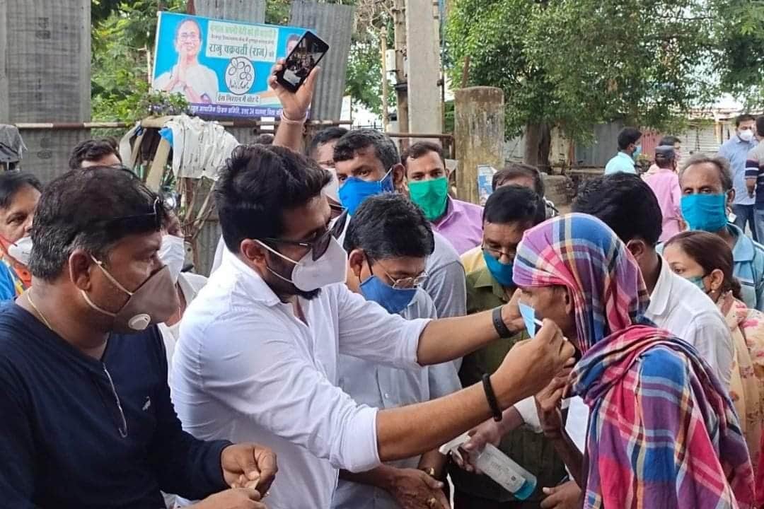 কঠিন পরিস্থিতিতে টিটাগড় ও ব্যারাকপুরের মানুষদের পাশে দাঁড়িয়েছেন রাজ ৷ Photo Courtesy: Kankurgachi TMC Chhatra Parishad/Raj Chakraborty কঠিন পরিস্থিতিতে টিটাগড় ও ব্যারাকপুরের মানুষদের পাশে দাঁড়িয়েছেন রাজ ৷ Photo Courtesy: Kankurgachi TMC Chhatra Parishad/Raj Chakraborty