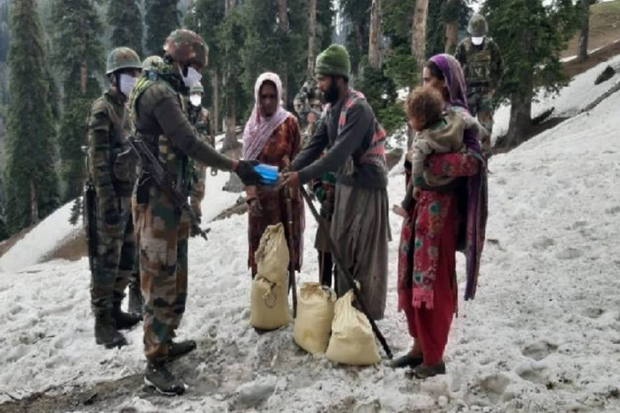 Indian Army: কত উঁচু? ১১ হাজার ফিট, শুনেই আর্তকে বাঁচাতে ঝাঁপ ভারতীয় সেনার