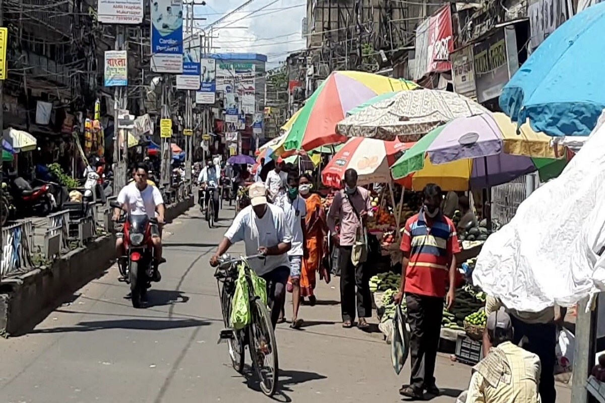 *পূর্ব বর্ধমান (East Bardhaman) জেলায় করোনা আক্রান্তের সংখ্যা পঁচিশ হাজার ছাড়িয়ে গেল। প্রতিদিনই শয়ে শয়ে করোনা আক্রান্তের (Corona Positive) হদিশ মিলছে। আক্রান্তের সঙ্গে তাল মিলিয়ে বাড়ছে মৃতের (Covid Death) সংখ্যাও। বাসিন্দারা বলছেন, পরীক্ষা বাড়ানো হলে আরও অনেক আক্রান্তের নাগাল পাওয়া সম্ভব হবে। নমুনা সংগ্রহ কেন্দ্র বাড়ানোর দাবি জানিয়েছেন বাসিন্দাদের অনেকেই। *পূর্ব বর্ধমান (East Bardhaman) জেলায় করোনা আক্রান্তের সংখ্যা পঁচিশ হাজার ছাড়িয়ে গেল। প্রতিদিনই শয়ে শয়ে করোনা আক্রান্তের (Corona Positive) হদিশ মিলছে। আক্রান্তের সঙ্গে তাল মিলিয়ে বাড়ছে মৃতের (Covid Death) সংখ্যাও। বাসিন্দারা বলছেন, পরীক্ষা বাড়ানো হলে আরও অনেক আক্রান্তের নাগাল পাওয়া সম্ভব হবে। নমুনা সংগ্রহ কেন্দ্র বাড়ানোর দাবি জানিয়েছেন বাসিন্দাদের অনেকেই।