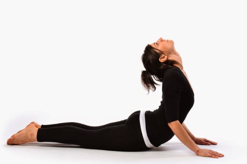 •ভুজঙ্গাসন (COBRA POSE)-এনার্জি বাড়াতে এই আসনের জুড়ি নেই। এই আসন করতে গেলে প্রথমে মেঝের উপর উপুর হয়ে পেটে ভর দিয়ে শুয়ে পড়তে হবে। হাতের উপর ভর দিয়ে বা হাতের সাহায্যে শরীরকে মেঝে থেকে সামান্য উপরে তুলতে হবে। কয়েক সেকেন্ড এই ভাবে থেকে আবার ধীরে ধীরে খুব রিল্যাক্সভাবে পেট, বুক ও মাথা আবার মাটিতে নামিয়ে নিয়ে আসতে হবে। শরীরের সামগ্রিক স্বাস্থ্য ভালো রাখতে এবং মেরুদণ্ড নমনীয় ও ভালো রাখতে এই আসনের জুড়ি নেই।