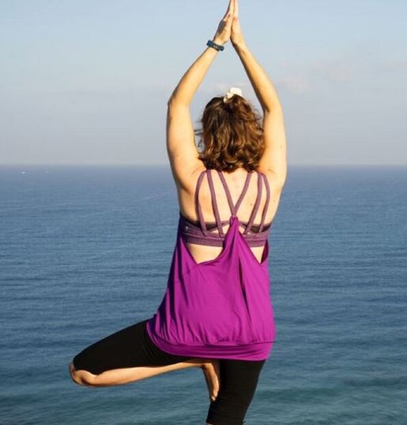 •বৃক্ষাসন (TREE POSE)-এই আসনে মনঃসংযোগ বাড়ে এবং যে কোনও বিষয়ের প্রতি ফোকাস বৃদ্ধি পায়। প্রথমে সোজা হয়ে দাঁড়িয়ে হাত উপরে তুলে নমস্কার ভঙ্গী করতে হবে। এবার এক পা ভাঁজ করে ত্রিকোণ আকারে আরেক পায়ের থাইয়ের কাছে রাখুন। পিঠ সোজা করে রাখতে হবে এবং পা সামান্য ফাঁক করে দাঁড়ালে স্ট্রেচও হবে।