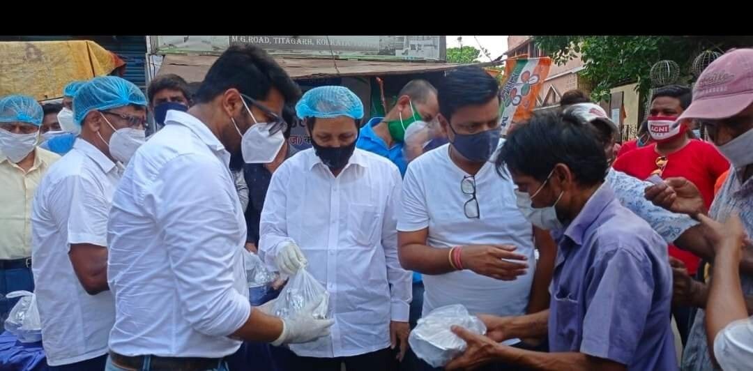 পাশাপাশি প্রায় ২ হাজার মানুষকে এদিন খাবার পরিবেশনও করা হয় ৷ নিজে গিয়ে সবার হাতে খাবারের প্যাকেট দিয়ে আসেন ব্যারাকপুরের বিধায়ক ৷ Photo Courtesy: Kankurgachi TMC Chhatra Parishad/Raj Chakraborty পাশাপাশি প্রায় ২ হাজার মানুষকে এদিন খাবার পরিবেশনও করা হয় ৷ নিজে গিয়ে সবার হাতে খাবারের প্যাকেট দিয়ে আসেন ব্যারাকপুরের বিধায়ক ৷ Photo Courtesy: Kankurgachi TMC Chhatra Parishad/Raj Chakraborty