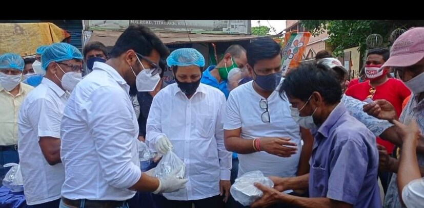  পাশাপাশি প্রায় ২ হাজার মানুষকে খাবার পরিবেশনও করা হয় ৷ নিজের গিয়ে গিয়ে সবার হাতে খাবারের প্যাকেট দিয়ে আসেন ব্যারাকপুরের বিধায়ক ৷ Photo Courtesy: Kankurgachi TMC Chhatra Parishad/Raj Chakraborty