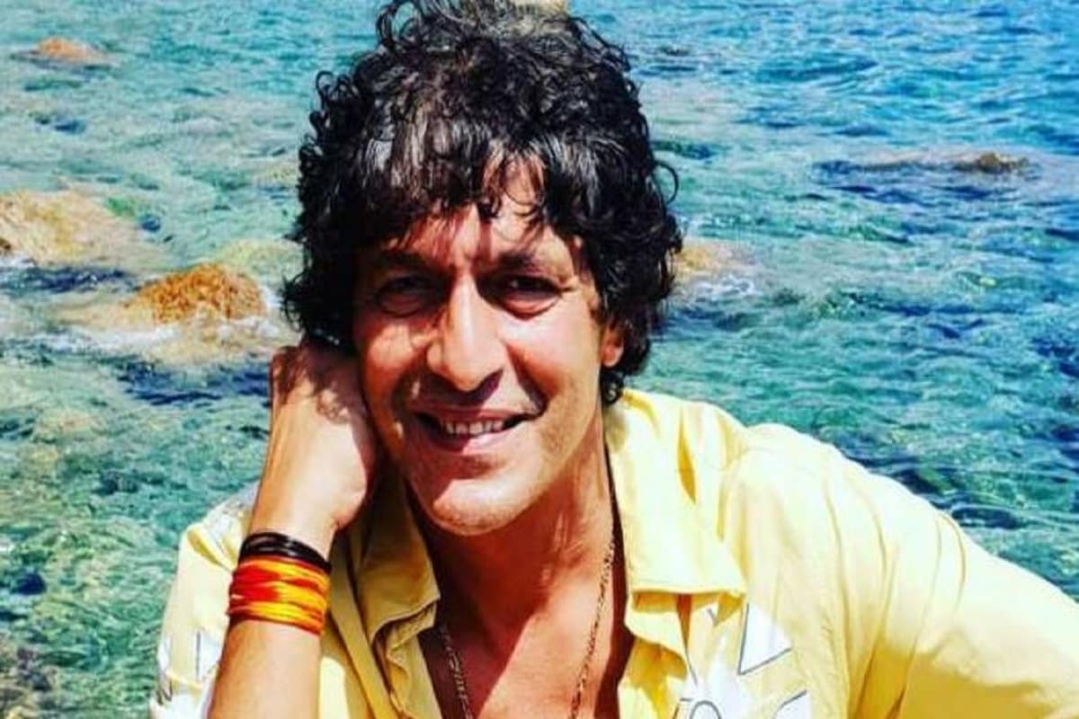•চাঙ্কি বলেছেন যে, ওই পরিবার চেয়েছিল যে আমি পুরো শেষকৃত্যের সময় কান্নাকাটি করি এবং চুপচাপ এক কোণে দাঁড়িয়ে থাকি। এর ফলে যাঁদের থেকে টাকা ধার করা হয়েছিল তাঁরা অভিনেতাকে দেখে বুঝবেন যে সত্যিই ব্যবসায়ী ছবিতে বিনিয়োগ করেছেন৷ অর্থাৎ চাঙ্কির উপস্থিতি সেই জানানই দেবে৷ এর জন্য চাঙ্কিকে পারিশ্রমিক হিসেবে ৫ লক্ষ টাকা দেওয়ার কথা বলা হয়৷ কিন্তু চাঙ্কি তা নিতে এবং সেখানে যেতে অস্বীকার করেন৷ তিনি অন্য এক অভিনেতাকে সেখানে যাওয়ার কথা বলেন৷ •চাঙ্কি বলেছেন যে, ওই পরিবার চেয়েছিল যে আমি পুরো শেষকৃত্যের সময় কান্নাকাটি করি এবং চুপচাপ এক কোণে দাঁড়িয়ে থাকি। এর ফলে যাঁদের থেকে টাকা ধার করা হয়েছিল তাঁরা অভিনেতাকে দেখে বুঝবেন যে সত্যিই ব্যবসায়ী ছবিতে বিনিয়োগ করেছেন৷ অর্থাৎ চাঙ্কির উপস্থিতি সেই জানানই দেবে৷ এর জন্য চাঙ্কিকে পারিশ্রমিক হিসেবে ৫ লক্ষ টাকা দেওয়ার কথা বলা হয়৷ কিন্তু চাঙ্কি তা নিতে এবং সেখানে যেতে অস্বীকার করেন৷ তিনি অন্য এক অভিনেতাকে সেখানে যাওয়ার কথা বলেন৷