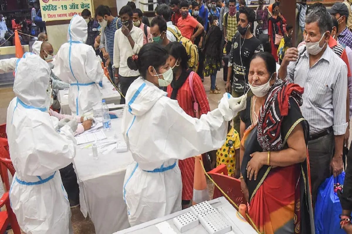 *CCMB-এর দিব্যা তেজ সোওপতি (Divya Tej Sowpati) ইন্ডিয়া টুডেকে (India Today) দেওয়া সাক্ষাৎকারে বলেন 'সময়ের সঙ্গে B.1617 ভাইরাসের দ্রুত উত্থান কোভিড মহামারীর দ্বিতীয় তরঙ্গে বেশ গুরুত্বপূর্ণ ভূমিকা নিয়েছে। ভারতের বিভিন্ন রাজ্যে এই ভাইরাসের উত্থান লক্ষ্য করা গিয়েছে।' তবে দাক্ষিণাত্যের কেরল রাজ্যে এই নতুন ভাইরাসের প্রসঙ্গে তিনি বলেছেন, 'আমাদের কাছে এখনও সম্পূর্ণ তথ্য নেই, তবে কেরলে B.1617 ভাইরাসের প্রকোপ বেশি। নতুন N440K ভাইরাস কেবলমাত্র ২০ শতাংশের শরীরে পাওয়া গিয়েছে।' ফাইল ছবি। *CCMB-এর দিব্যা তেজ সোওপতি (Divya Tej Sowpati) ইন্ডিয়া টুডেকে (India Today) দেওয়া সাক্ষাৎকারে বলেন 'সময়ের সঙ্গে B.1617 ভাইরাসের দ্রুত উত্থান কোভিড মহামারীর দ্বিতীয় তরঙ্গে বেশ গুরুত্বপূর্ণ ভূমিকা নিয়েছে। ভারতের বিভিন্ন রাজ্যে এই ভাইরাসের উত্থান লক্ষ্য করা গিয়েছে।' তবে দাক্ষিণাত্যের কেরল রাজ্যে এই নতুন ভাইরাসের প্রসঙ্গে তিনি বলেছেন, 'আমাদের কাছে এখনও সম্পূর্ণ তথ্য নেই, তবে কেরলে B.1617 ভাইরাসের প্রকোপ বেশি। নতুন N440K ভাইরাস কেবলমাত্র ২০ শতাংশের শরীরে পাওয়া গিয়েছে।' ফাইল ছবি।
