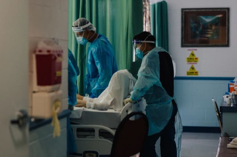 •দেশে দ্বিতীয় ঢেউয়ে করোনায় আক্রান্তের পিক ছিল ৮ ই মে। এদিন ৩লাখ  ৯১হাজার ২৬৩ জন করোনা আক্রান্ত হন৷ তবে শনিবার অর্থাৎ ২৯ মে নতুন করে করোনা আক্রান্তের সংখ্যা দাঁড়িয়েছে ১,৯৫,১৮৩জন৷ যা ৫০ শতাংশ কম। 