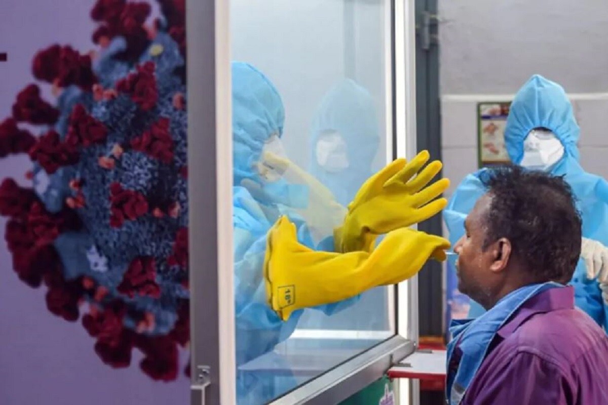 •করোনার ভাইরাস সংক্রমণের (coronavirus second wave) দ্বিতীয় ঢেউয়ে নাজেহাল অবস্থা গোটা দেশের৷ প্রতিদিন প্রায় ৩ লক্ষেরও বেশি মানুষ করোনা আক্রান্ত হচ্ছেন। এ ছাড়া প্রতিদিন গড়ে ৩ হাজারেরও বেশি মানুষের মৃত্যু হচ্ছে করোনার কারণে৷ প্রতিদিনই খারাপ খবর শুনতে শুনতে ক্লান্ত সকলে৷ এরই মধ্যে এল কিছুটা স্বস্তির খবর৷ কিছুটা হলেও দাপট দেখাতে শুরু করেছে করোনার দ্বিতীয় ঢেউ, (decrease in COVID19 rate India)এমনই মত বিশেষজ্ঞদের৷ তথ্য অনুযায়ী, গত ৭ দিনে প্রতিদিনের হিসেবে করোনা আক্রান্তের সংখ্যা কিছুটা কমেছে৷ ২০ শতাংশ কমেছে পজিটিভিটি রেটও (Positivity rate)৷ হিসেব বলছে দেশে সক্রিয় করোনা আক্রান্তের সংখ্যা দেড় লাখের থেকে বেশি কমেছে৷ •করোনার ভাইরাস সংক্রমণের (coronavirus second wave) দ্বিতীয় ঢেউয়ে নাজেহাল অবস্থা গোটা দেশের৷ প্রতিদিন প্রায় ৩ লক্ষেরও বেশি মানুষ করোনা আক্রান্ত হচ্ছেন। এ ছাড়া প্রতিদিন গড়ে ৩ হাজারেরও বেশি মানুষের মৃত্যু হচ্ছে করোনার কারণে৷ প্রতিদিনই খারাপ খবর শুনতে শুনতে ক্লান্ত সকলে৷ এরই মধ্যে এল কিছুটা স্বস্তির খবর৷ কিছুটা হলেও দাপট দেখাতে শুরু করেছে করোনার দ্বিতীয় ঢেউ, (decrease in COVID19 rate India)এমনই মত বিশেষজ্ঞদের৷ তথ্য অনুযায়ী, গত ৭ দিনে প্রতিদিনের হিসেবে করোনা আক্রান্তের সংখ্যা কিছুটা কমেছে৷ ২০ শতাংশ কমেছে পজিটিভিটি রেটও (Positivity rate)৷ হিসেব বলছে দেশে সক্রিয় করোনা আক্রান্তের সংখ্যা দেড় লাখের থেকে বেশি কমেছে৷