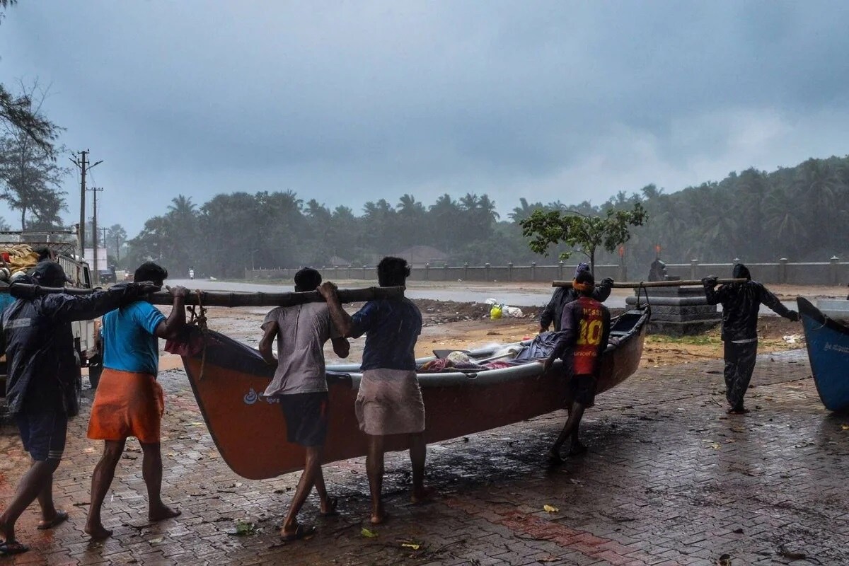 মৎস্যজীবীদের সতর্ক করে আবহাওয়া দফতর জানিয়েছে, পশ্চিমবঙ্গ ও ওড়িশা উপকূলে যে সব মৎস্যজীবীরা গভীর সমুদ্রে রয়েছেন, তাঁদের আগামী শনিবারের মধ্যে ফিরে আসতে বলা হয়েছে৷ প্রতীকী ছবি৷ Info- Biswajit Saha মৎস্যজীবীদের সতর্ক করে আবহাওয়া দফতর জানিয়েছে, পশ্চিমবঙ্গ ও ওড়িশা উপকূলে যে সব মৎস্যজীবীরা গভীর সমুদ্রে রয়েছেন, তাঁদের আগামী শনিবারের মধ্যে ফিরে আসতে বলা হয়েছে৷ প্রতীকী ছবি৷ Info- Biswajit Saha
