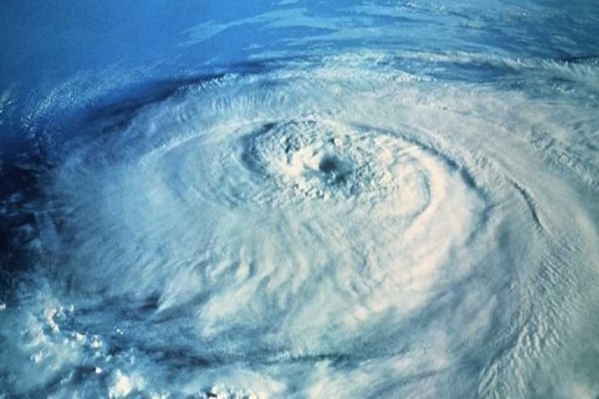 ফলে পৃথিবীর বায়ুমণ্ডলের বায়ুর স্বাভাবিক একটা দিশা রয়েছে৷ কিন্তু এটাই যখন উষ্ণতর এলাকায় পৌঁছে যায় তখন ঠাণ্ডা বায়ু ওই শূন্য জায়গা পূর্ণ করতে ছোটে৷ ঠাণ্ডা বায়ুর বিচ্যূতি হতে শুরু করায় বাতাসে মুভমেন্ট তৈরি হয়৷ এটা চলতে থাকা যতক্ষণ না সাইক্লোন ভূমিতে ধাক্কা মারে৷ ফলে পৃথিবীর বায়ুমণ্ডলের বায়ুর স্বাভাবিক একটা দিশা রয়েছে৷ কিন্তু এটাই যখন উষ্ণতর এলাকায় পৌঁছে যায় তখন ঠাণ্ডা বায়ু ওই শূন্য জায়গা পূর্ণ করতে ছোটে৷ ঠাণ্ডা বায়ুর বিচ্যূতি হতে শুরু করায় বাতাসে মুভমেন্ট তৈরি হয়৷ এটা চলতে থাকা যতক্ষণ না সাইক্লোন ভূমিতে ধাক্কা মারে৷