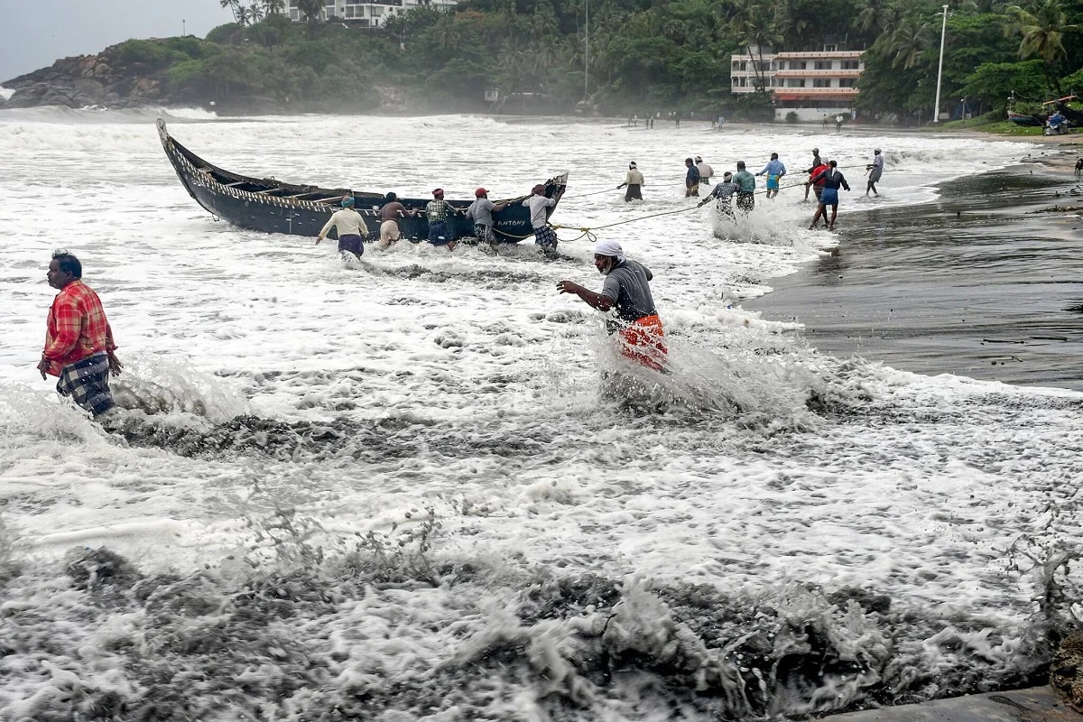 এই ঘূর্ণিঝড়ের প্রভাবে ভারী বৃষ্টি শুরু হয়েছে কেরল, তামিলনাডু ও কর্ণাটক উপকূলে। ভারী থেকে অতি ভারী বৃষ্টি হবে তামিলনাডু ও কর্নাটকের ঘাট পার্বত্য এলাকায় । একই সঙ্গে সৌরাষ্ট্র কচ্ছ, মুম্বই ও গোয়া উপকূলে। মঙ্গলবার এটি গুজরাটের উপর দিয়ে রাজস্থানে প্রবেশ করবে। শক্তি হারিয়ে ক্রমশ গভীর নিম্নচাপে পরিণত হবে। এই ঘূর্ণিঝড়ের প্রভাবে ভারী বৃষ্টি শুরু হয়েছে কেরল, তামিলনাডু ও কর্ণাটক উপকূলে। ভারী থেকে অতি ভারী বৃষ্টি হবে তামিলনাডু ও কর্নাটকের ঘাট পার্বত্য এলাকায় । একই সঙ্গে সৌরাষ্ট্র কচ্ছ, মুম্বই ও গোয়া উপকূলে। মঙ্গলবার এটি গুজরাটের উপর দিয়ে রাজস্থানে প্রবেশ করবে। শক্তি হারিয়ে ক্রমশ গভীর নিম্নচাপে পরিণত হবে।