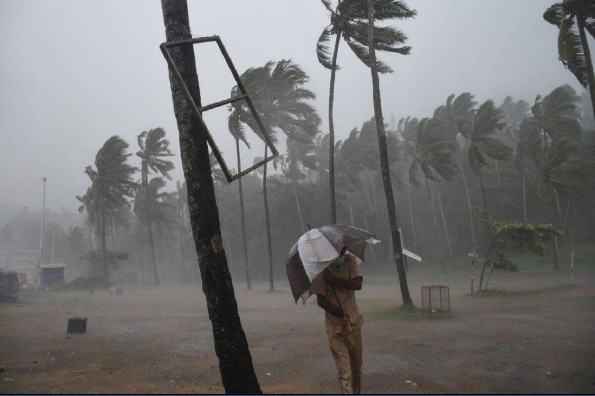 গুজরাট উপকূলে পৌঁছানোর আগেই আরব সাগরে শনিবার এই ঘূর্ণিঝড় তার নিজস্ব গতিবেগ ৮০ কিলোমিটার প্রতি ঘণ্টায় ঘুরপাক খাচ্ছে। আগামীকাল রবিবার এই সাইকেলোনিক স্টর্ম সিভিয়ার সাইকেলোনিক স্টর্ম শক্তিশালী ঘূর্ণিঝড়ে পরিণত হবে। সোমবারই সে ঘূর্ণিঝড় অতি শক্তিশালী ঘূর্ণিঝড়ে রূপ নেবে। অতি শক্তিশালী ঘূর্ণিঝড়ের রূপেই এটি মঙ্গলবার আছড়ে পড়বে গুজরাট উপকূলে। যাত্রাপথে এটি রবিবার পানাজি র খুব কাছাকাছি উপকূলে পৌঁছবে। সোমবার মুম্বই উপকূলের গা ঘেঁষে গুজরাট উপকূলের দিকে এগোবে। গুজরাট উপকূলে পৌঁছানোর আগেই আরব সাগরে শনিবার এই ঘূর্ণিঝড় তার নিজস্ব গতিবেগ ৮০ কিলোমিটার প্রতি ঘণ্টায় ঘুরপাক খাচ্ছে। আগামীকাল রবিবার এই সাইকেলোনিক স্টর্ম সিভিয়ার সাইকেলোনিক স্টর্ম শক্তিশালী ঘূর্ণিঝড়ে পরিণত হবে। সোমবারই সে ঘূর্ণিঝড় অতি শক্তিশালী ঘূর্ণিঝড়ে রূপ নেবে। অতি শক্তিশালী ঘূর্ণিঝড়ের রূপেই এটি মঙ্গলবার আছড়ে পড়বে গুজরাট উপকূলে। যাত্রাপথে এটি রবিবার পানাজি র খুব কাছাকাছি উপকূলে পৌঁছবে। সোমবার মুম্বই উপকূলের গা ঘেঁষে গুজরাট উপকূলের দিকে এগোবে।