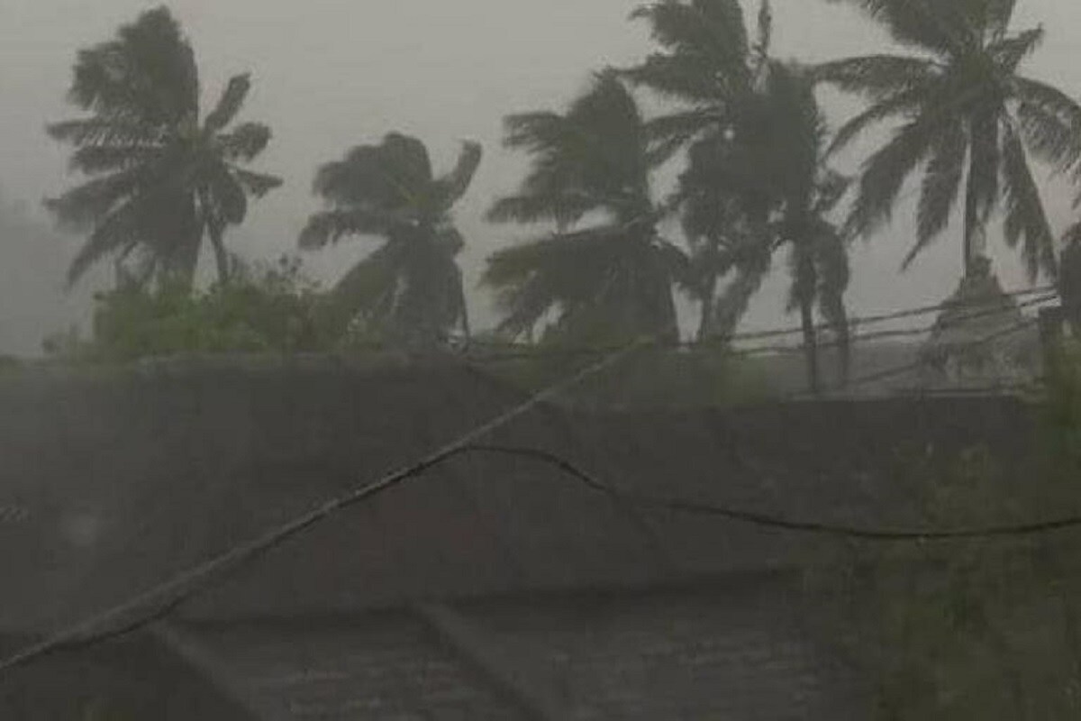 যার প্রভাব পড়তে পারে কেরালা তামিলনাড়ু, কর্ণাটক ,গোয়া ও মহারাষ্ট্রের উপকূলে। দক্ষিণ-পূর্ব আরব সাগর, লাক্ষাদ্বীপের সমুদ্রে যেতে নিষেধ করা হয়েছে মৎস্যজীবীদের। শুক্রবার থেকে কর্ণাটক, মহারাষ্ট্র ও গোয়া উপকূল এবং কেরল ও গুজরাট উপকূলে মৎস্যজীবীদের সমুদ্রে যেতে নিষেধ করা হয়েছে । যার প্রভাব পড়তে পারে কেরালা তামিলনাড়ু, কর্ণাটক ,গোয়া ও মহারাষ্ট্রের উপকূলে। দক্ষিণ-পূর্ব আরব সাগর, লাক্ষাদ্বীপের সমুদ্রে যেতে নিষেধ করা হয়েছে মৎস্যজীবীদের। শুক্রবার থেকে কর্ণাটক, মহারাষ্ট্র ও গোয়া উপকূল এবং কেরল ও গুজরাট উপকূলে মৎস্যজীবীদের সমুদ্রে যেতে নিষেধ করা হয়েছে ।