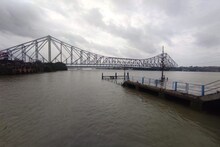 ফুঁসছে গঙ্গা, জলের তলায় হাওড়া জেটি। কাল আরও বাড়বে জলস্তর