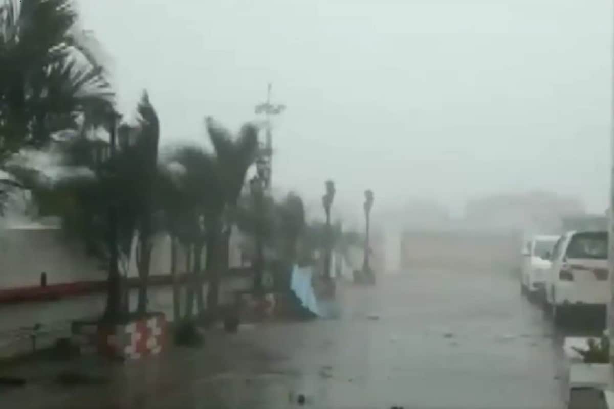 •ঘূর্ণিঝড়ের প্রেক্ষাপটে, রাজ্যের লোকদের পরবর্তী চব্বিশ ঘণ্টার জন্য বাড়ির ভিতরে থাকতে নির্দেশ দেওয়া হয়েছে৷ এবং পূর্ব সিংভূম, সেরাইকেলা, পশ্চিম সিংভূম, বোকারো এবং খুন্টি এবং পশ্চিম সিংহভূম জেলাগুলিতে বসবাসকারীদের নিরাপদে সরানোর কাজ চলছে৷ এখন পর্যন্ত দশ হাজারেরও বেশি লোককে নিরাপদ জায়গায় সরিয়ে নেওয়া হয়েছে। •ঘূর্ণিঝড়ের প্রেক্ষাপটে, রাজ্যের লোকদের পরবর্তী চব্বিশ ঘণ্টার জন্য বাড়ির ভিতরে থাকতে নির্দেশ দেওয়া হয়েছে৷ এবং পূর্ব সিংভূম, সেরাইকেলা, পশ্চিম সিংভূম, বোকারো এবং খুন্টি এবং পশ্চিম সিংহভূম জেলাগুলিতে বসবাসকারীদের নিরাপদে সরানোর কাজ চলছে৷ এখন পর্যন্ত দশ হাজারেরও বেশি লোককে নিরাপদ জায়গায় সরিয়ে নেওয়া হয়েছে।