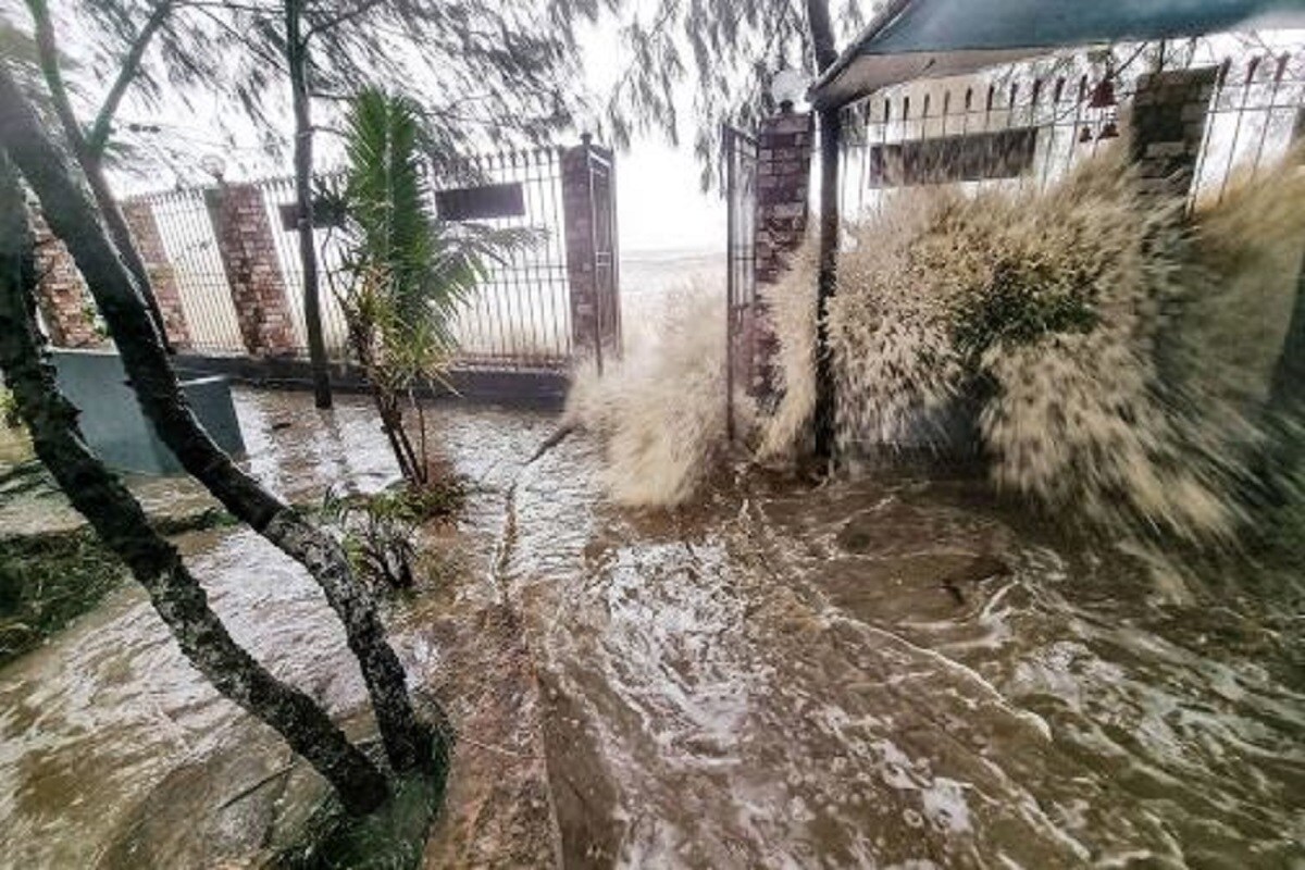 •সংবাদ সংস্থা রয়টার্স জানিয়েছে যে, পশ্চিমবঙ্গের প্রায় ১১০০ গ্রাম প্লাবিত হয়েছে। এতে কমপক্ষে ৫০ হাজার মানুষ গৃহহীন হয়েছেন। একই সময়ে, ভারী বৃষ্টিপাত এবং সমুদ্রের জলে ওড়িশার ১২০ টি গ্রাম প্লাবিত। বলা হচ্ছে, বেশিরভাগ অঞ্চল থেকে নিরাপদ জায়গায় মানুষকে সরিয়ে নেওয়া হয়েছে। •সংবাদ সংস্থা রয়টার্স জানিয়েছে যে, পশ্চিমবঙ্গের প্রায় ১১০০ গ্রাম প্লাবিত হয়েছে। এতে কমপক্ষে ৫০ হাজার মানুষ গৃহহীন হয়েছেন। একই সময়ে, ভারী বৃষ্টিপাত এবং সমুদ্রের জলে ওড়িশার ১২০ টি গ্রাম প্লাবিত। বলা হচ্ছে, বেশিরভাগ অঞ্চল থেকে নিরাপদ জায়গায় মানুষকে সরিয়ে নেওয়া হয়েছে।