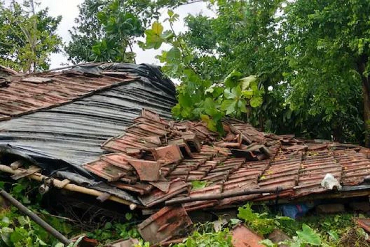 •বাংলার মুখ্যমন্ত্রী মমতা বন্দ্যোপাধ্যায় বলেছেন যে এই ঝড়ের ফলে ৩ লক্ষেরও বেশি বাড়িঘর ক্ষতিগ্রস্থ হয়েছে এবং প্রায় ১ কোটি মানুষ ক্ষতিগ্রস্থ হয়েছে। তিনি জানিয়েছেন যে, উপকূলীয় অঞ্চল থেকে বহু মানুষকে সরিয়ে নেওয়া হয়েছে। এখানে, ভারতীয় সেনাবাহিনী এবং এনডিআরএফের তৎপরতায় রাস্তায় উপড়ে পড়া গাছ দ্রুত সরিয়ে ফেলা হয়েছে৷ •বাংলার মুখ্যমন্ত্রী মমতা বন্দ্যোপাধ্যায় বলেছেন যে এই ঝড়ের ফলে ৩ লক্ষেরও বেশি বাড়িঘর ক্ষতিগ্রস্থ হয়েছে এবং প্রায় ১ কোটি মানুষ ক্ষতিগ্রস্থ হয়েছে। তিনি জানিয়েছেন যে, উপকূলীয় অঞ্চল থেকে বহু মানুষকে সরিয়ে নেওয়া হয়েছে। এখানে, ভারতীয় সেনাবাহিনী এবং এনডিআরএফের তৎপরতায় রাস্তায় উপড়ে পড়া গাছ দ্রুত সরিয়ে ফেলা হয়েছে৷