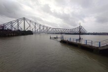 ফুঁসছে গঙ্গা, জলের তলায় হাওড়া জেটি। কাল আরও বাড়বে জলস্তর ফুঁসছে গঙ্গা, জলের তলায় হাওড়া জেটি। কাল আরও বাড়বে জলস্তর