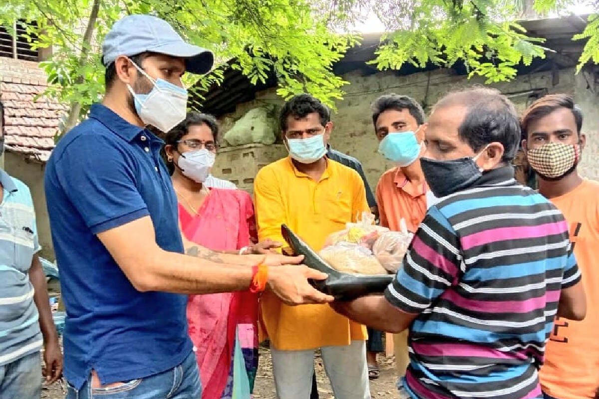 দিন্দা জানিয়েছেন, কোভিড বিধি মেনেই এদিন চাল, ডাল, আলু, পেঁয়াজ দুঃস্থ মানুষদের মধ্যে বিতরণ করেছেন তিনি। এমনকী মাস্কও বিতরণ করেছেন তিনি। দিন্দা জানিয়েছেন, কোভিড বিধি মেনেই এদিন চাল, ডাল, আলু, পেঁয়াজ দুঃস্থ মানুষদের মধ্যে বিতরণ করেছেন তিনি। এমনকী মাস্কও বিতরণ করেছেন তিনি।