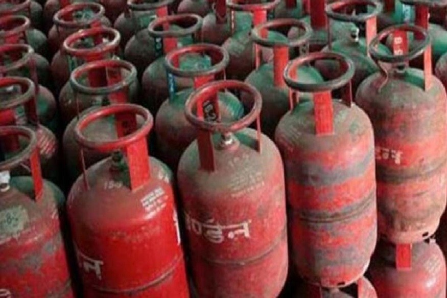 দিল্লিতে সিলিন্ডার প্রতি রান্নার গ্যাসের দাম ৮০৯ টাকা ৷ জানুয়ারি মাসে দিল্লিতে রান্নার গ্যাসের দাম ৬৯২ টাকা হয়েছে ৷ যার দাম বেড়ে ফেব্রুয়ারিতে হয়েছিল ৭১৯ টাকা হয়েছিল ৷ প্রতীকী ছবি ৷ দিল্লিতে সিলিন্ডার প্রতি রান্নার গ্যাসের দাম ৮০৯ টাকা ৷ জানুয়ারি মাসে দিল্লিতে রান্নার গ্যাসের দাম ৬৯২ টাকা হয়েছে ৷ যার দাম বেড়ে ফেব্রুয়ারিতে হয়েছিল ৭১৯ টাকা হয়েছিল ৷ প্রতীকী ছবি ৷