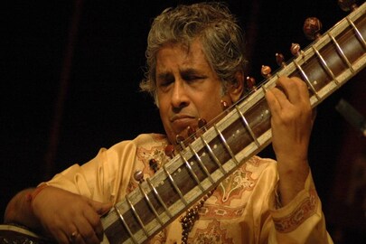 প্রয়াত সেতারবাদক দেবু চৌধুরী 

Photo : Collected