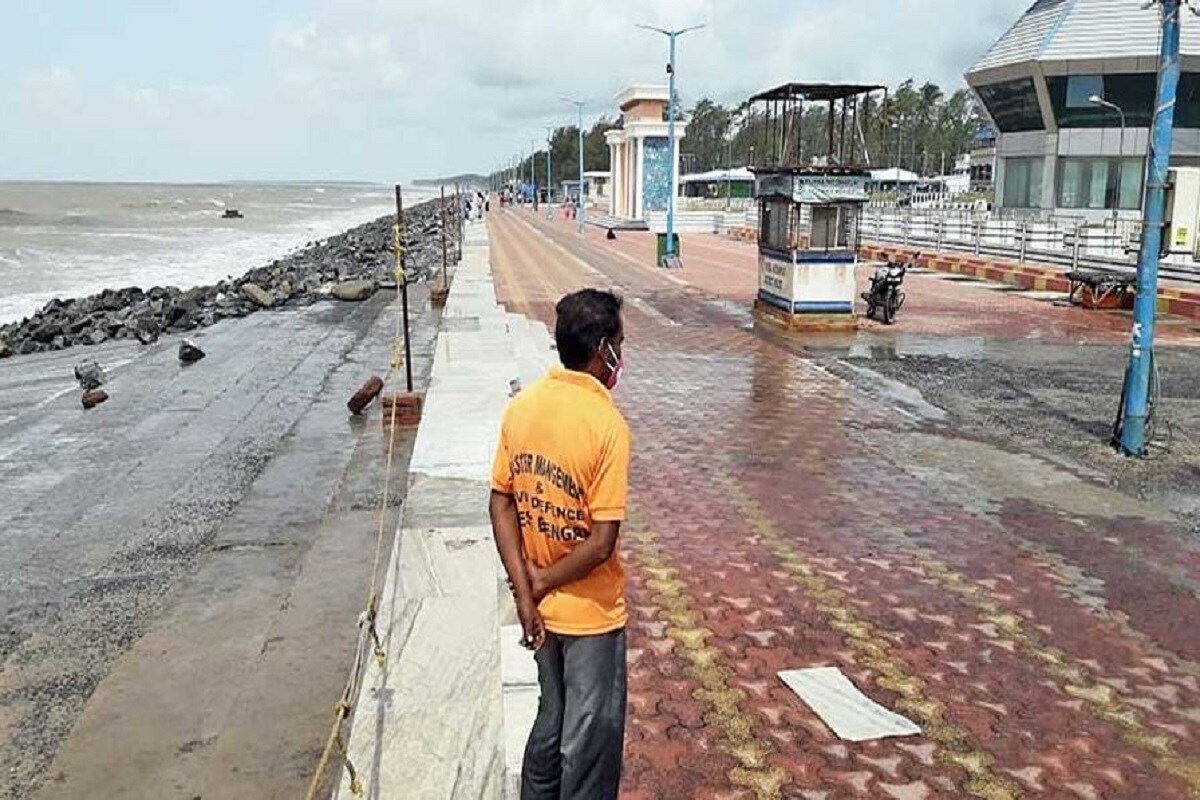 আগাম সতর্কতা, মুখ্যমন্ত্রী মমতা বন্দোপাধ্যায়ের নির্দেশে যশ নিয়ে সতর্কতা নিয়ে দিঘায় জরুরি বৈঠকে স্থানীয় বিধায়ক ও মৎস্যমন্ত্রী অখিল গিরি! দিঘার রামনগর ব্লক অফিসে আজ বিভাগীয় কর্মকর্তাদের নিয়ে বৈঠক করেন তিনি। সেচ দপ্তর, মৎস্য দফতর সহ বিভিন্ন দফতরের আধিকারিকদের নিয়ে বৈঠক করে আগাম সতর্কতা হিসেবে বিভিন্ন পরিকল্পনা ঠিক করা হয়েছে। ঝড় পরবর্তী পদক্ষেপ কি হবে? আগাম সতর্কতা, মুখ্যমন্ত্রী মমতা বন্দোপাধ্যায়ের নির্দেশে যশ নিয়ে সতর্কতা নিয়ে দিঘায় জরুরি বৈঠকে স্থানীয় বিধায়ক ও মৎস্যমন্ত্রী অখিল গিরি! দিঘার রামনগর ব্লক অফিসে আজ বিভাগীয় কর্মকর্তাদের নিয়ে বৈঠক করেন তিনি। সেচ দপ্তর, মৎস্য দফতর সহ বিভিন্ন দফতরের আধিকারিকদের নিয়ে বৈঠক করে আগাম সতর্কতা হিসেবে বিভিন্ন পরিকল্পনা ঠিক করা হয়েছে। ঝড় পরবর্তী পদক্ষেপ কি হবে?