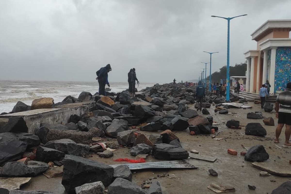  দিঘার সৈকতে বোল্ডারে বসে সময় কাটানো বাঙালির কাছে এক আকর্ষণীয় বিষয়। সেই বোল্ডারগুলিও সৈকতে ছড়িয়ে ছিটিয়ে পড়েছে।