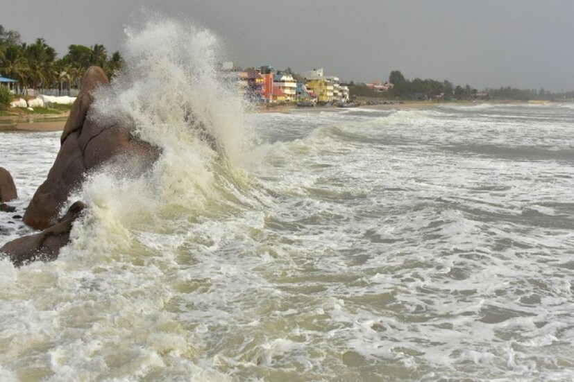 সাইক্লোন যখন স্থলভাগে আঘাত করে তখন উষ্ণ বায়ু ওপরে উছকে থাকে আর ঠাণ্ডা বায়ু আর পায় না৷ আর্দ্র বায়ু উর্ধ্বে উঠে মেঘ তৈরি করে ও বৃষ্টিপাত ঘটায়, যা সাইক্লোনের ঘূর্ণাবর্ত বায়ুর সঙ্গে চলতে থাকে৷   