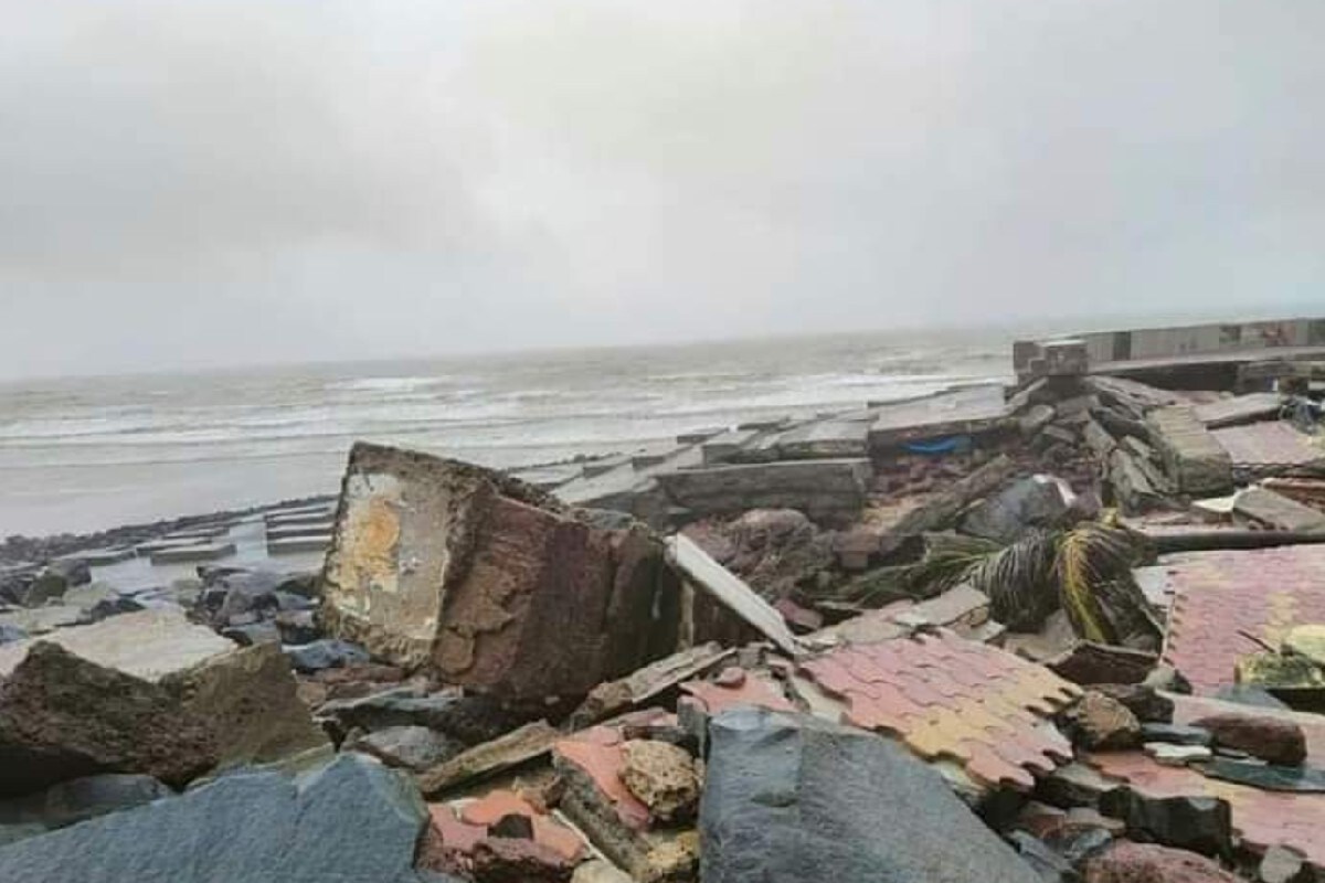  উপকূল অঞ্চলে বেশ কিছু দোকান ভেঙে গুড়িয়ে গিয়েছে প্রবল জলোচ্ছাসের দাপটে। সুন্দর করে সাজানো দিঘা শহর কার্যত তছনছ হয়ে গিয়েছে।