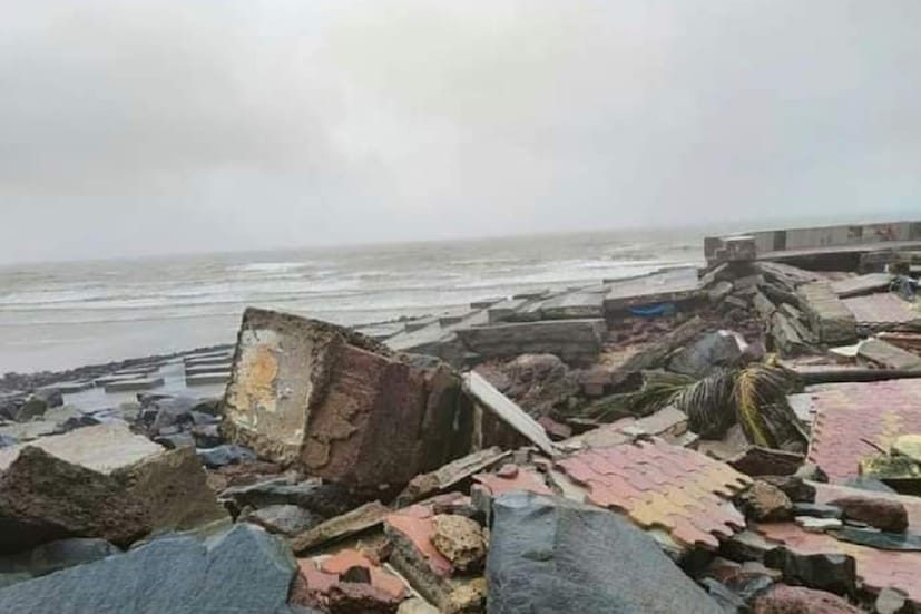 উপকূল অঞ্চলে বেশ কিছু দোকান ভেঙে গুড়িয়ে গিয়েছে প্রবল জলোচ্ছাসের দাপটে। সুন্দর করে সাজানো দিঘা শহর কার্যত তছনছ হয়ে গিয়েছে।