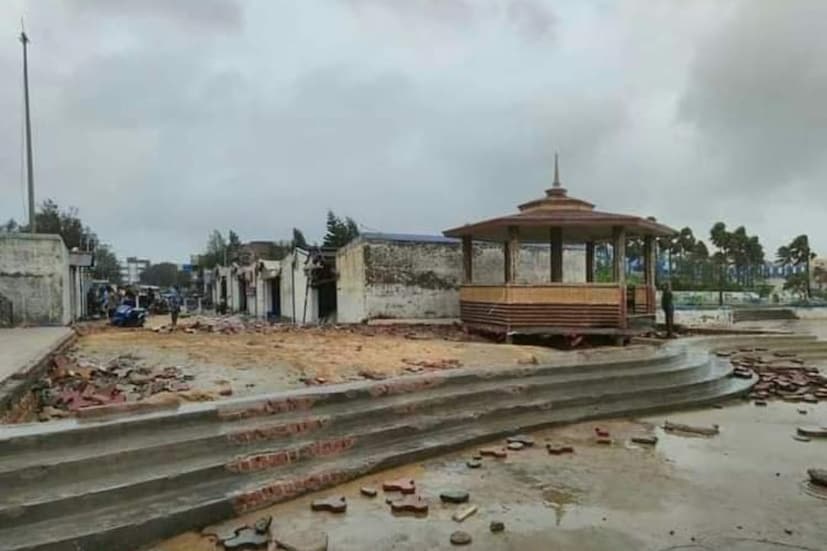 ঝড়ের তীব্রতা এত ছিল যে কার্যত দিঘা শহর জলের তলায় ডুবে গিয়েছে। লণ্ডভণ্ড হয়ে গিয়েছে সমুদ্র নগরী। 