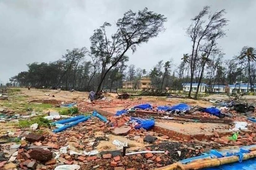 সেই পূর্বাভাস মতোই ধ্বংসলীলা চালিয়েছে ইয়াস। দিঘায় ঝড়ের সর্বোচ্চ গতিবেগ ছিল ৮৮ কিলোমিটার। আর তাতেই প্রায় ধ্বংসস্তুপে পরিণত হয়েছে বাঙালির সাধের দিঘা।