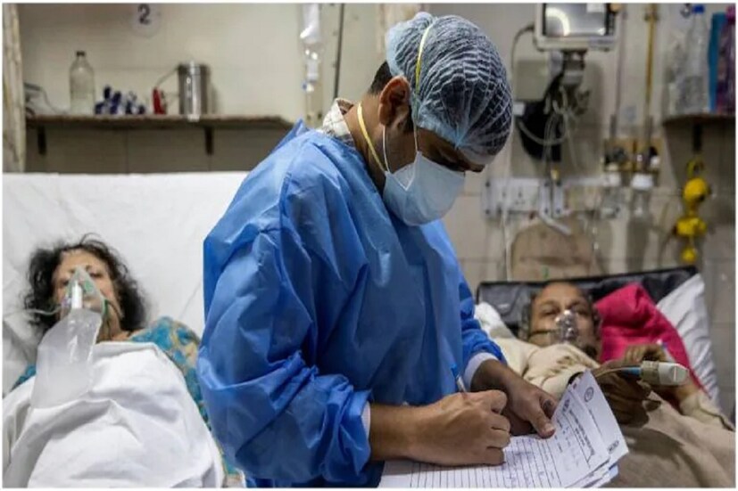 *SUTRA (Susceptible, Undetected, Tested (positive) and Removed Approach) মডেল ধরেই এই সংক্রমণের গ্রাফ ব্যাখ্যা করেছে বিশেষজ্ঞ কমিটি। সেখানে সংক্রমণের হার, অ্যাক্টিভ কেসের হার, পজেটিভিটি রেট থেকে গণনা করা হয়। ফাইল ছবি। 