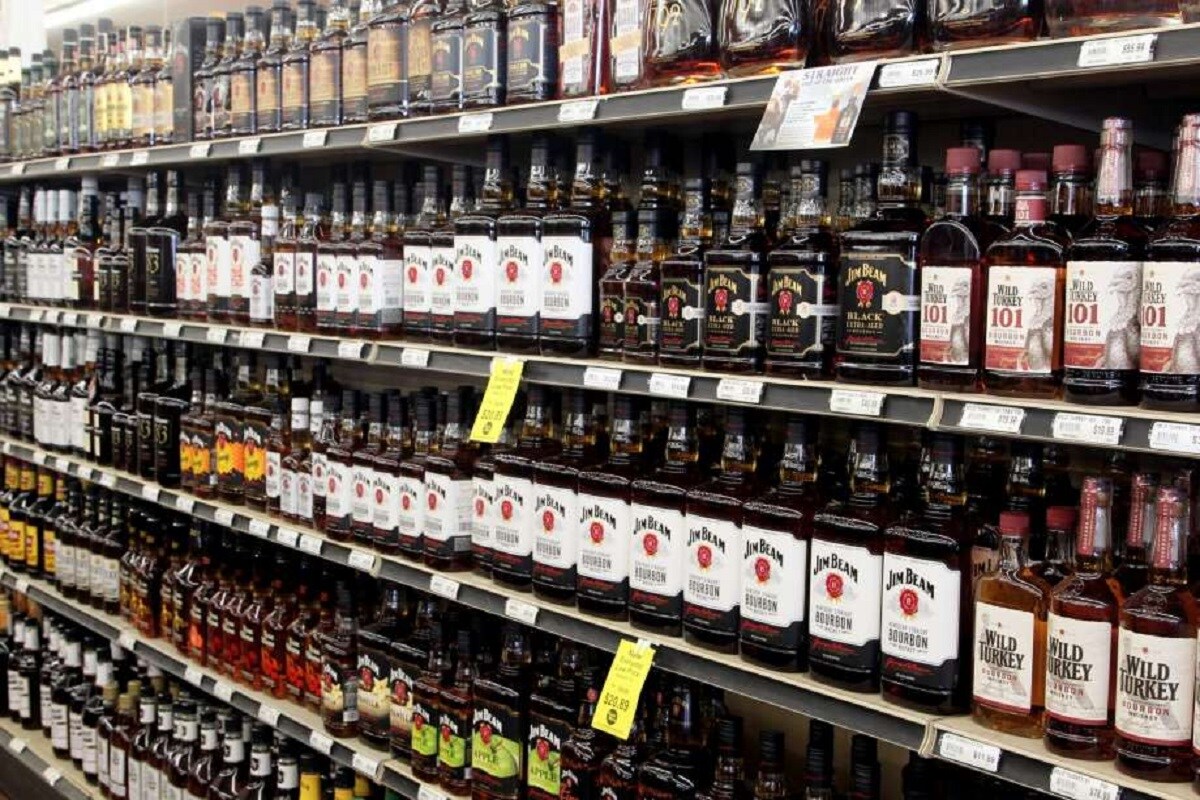 *অনলাইনে লিকার (liquor order) বাড়িতে আনাতে গেলে মোবাইলে ডাউনলোড করতে হবে CSMCL অ্যাপ। সেখানে আসা তালিকায় পূরণ করতে হবে নাম, ফোন নম্বর, আধার নম্বর, ঠিকানা এবং জেলার নাম। সংগৃহীত ছবি। *অনলাইনে লিকার (liquor order) বাড়িতে আনাতে গেলে মোবাইলে ডাউনলোড করতে হবে CSMCL অ্যাপ। সেখানে আসা তালিকায় পূরণ করতে হবে নাম, ফোন নম্বর, আধার নম্বর, ঠিকানা এবং জেলার নাম। সংগৃহীত ছবি।