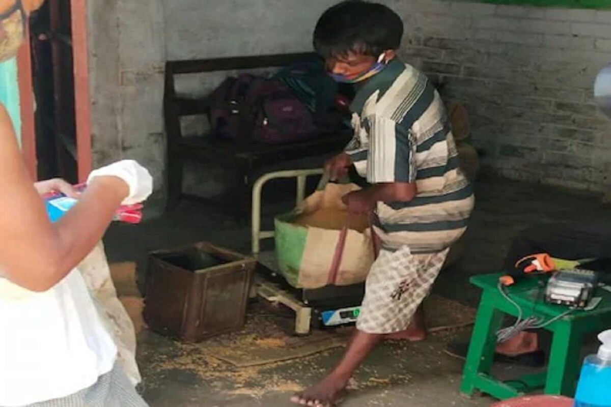 *বরানগর পৌরসভা পৌর প্রশাসক অপর্ণা মল্লিক জানান, মুখ্যমন্ত্রীর দুয়ারের রেশনের স্বপ্ন বাস্তবায়িত করার জন্য তাঁকে অসংখ্য ধন্যবাদ। তারই উদ্যোগকে সমগ্র বরানগরবাসী-সহ পৌরসভার পক্ষ থেকে আমরাও তাঁকে শ্রদ্ধা ও সাধুবাদ জানাচ্ছি। তার এই প্রচেষ্টা আমাদের কাজ করতে আরও উৎসাহ দেবে। ফাইল ছবি। *বরানগর পৌরসভা পৌর প্রশাসক অপর্ণা মল্লিক জানান, মুখ্যমন্ত্রীর দুয়ারের রেশনের স্বপ্ন বাস্তবায়িত করার জন্য তাঁকে অসংখ্য ধন্যবাদ। তারই উদ্যোগকে সমগ্র বরানগরবাসী-সহ পৌরসভার পক্ষ থেকে আমরাও তাঁকে শ্রদ্ধা ও সাধুবাদ জানাচ্ছি। তার এই প্রচেষ্টা আমাদের কাজ করতে আরও উৎসাহ দেবে। ফাইল ছবি।