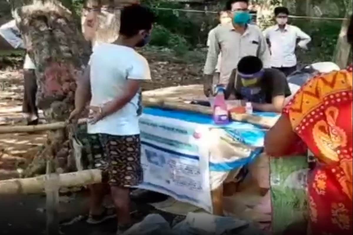 *খাদ্য দফতর, স্থানীয় পৌরসভা এবং রেশন ডিলারদের সহযোগিতায় হুগলির বাঁশবেড়িয়া, পশ্চিম বর্ধমানের আসানসোল, হাওড়ার বালি-বেলুড়, উত্তর কলকাতার আমহার্স্ট স্টিট, দক্ষিণ কলকাতার নিউ আলিপুর এবং উত্তর ২৪ পরগনার বরানগরের নির্বাচিত কয়েকজন গ্রাহকের বাড়িতে গিয়ে পরিবারের লোকেদের হাতে এই সামগ্রী তুলে দেওয়া হয়েছে বলে খাদ্য দফতর সূত্রে জানা গিয়েছে। ফাইল ছবি। *খাদ্য দফতর, স্থানীয় পৌরসভা এবং রেশন ডিলারদের সহযোগিতায় হুগলির বাঁশবেড়িয়া, পশ্চিম বর্ধমানের আসানসোল, হাওড়ার বালি-বেলুড়, উত্তর কলকাতার আমহার্স্ট স্টিট, দক্ষিণ কলকাতার নিউ আলিপুর এবং উত্তর ২৪ পরগনার বরানগরের নির্বাচিত কয়েকজন গ্রাহকের বাড়িতে গিয়ে পরিবারের লোকেদের হাতে এই সামগ্রী তুলে দেওয়া হয়েছে বলে খাদ্য দফতর সূত্রে জানা গিয়েছে। ফাইল ছবি।