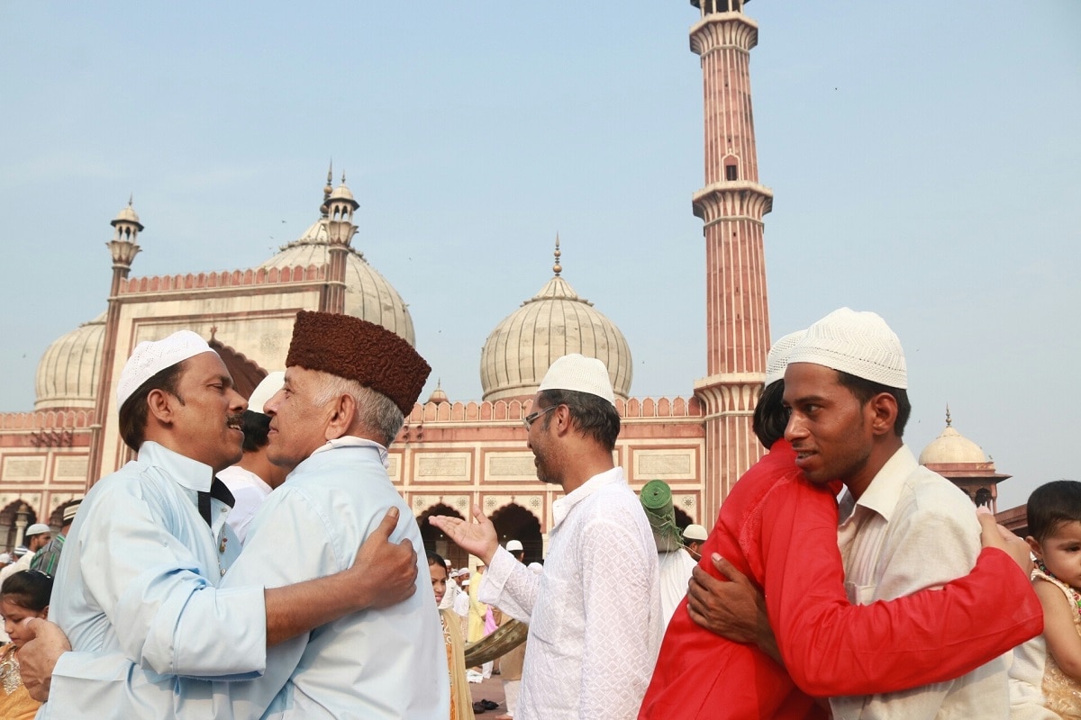 রমজান মাস হচ্ছে মুসলিম ধর্মাবলম্বীদের কাছে অত্যন্ত পবিত্র, অত্যন্ত গুরুত্বপূর্ণ এই মাস। এই সময়ে সাধারণ ধর্মপ্রাণ মুসলিমরা রোজা অর্থাত্ উপবাস রাখেন। একমাস-ব্যাপী উপবাস শেষ হয় চাঁদের দেখা পেলে। দীর্ঘ রমজান মাসের শেষে পালিত অনুষ্ঠানটি হল ইদ-উল-ফিতর। ইদ-উল-ফিতরের অর্থ উপবাস শেষ করার উৎসব। ইদের দিনে সকালে উঠে সালাত-উল-ফজ্র (দৈনন্দিন নমাজ)-এর পর স্নান করে নতুন কাপড় পরেন সকলে। তার পর প্রাতঃরাশ সেরে বিশেষ নমাজ আদায়ের পালা। এদিন নানা ধরনের আকর্ষণীয় খাবার খাওয়া হয় রমজান মাস হচ্ছে মুসলিম ধর্মাবলম্বীদের কাছে অত্যন্ত পবিত্র, অত্যন্ত গুরুত্বপূর্ণ এই মাস। এই সময়ে সাধারণ ধর্মপ্রাণ মুসলিমরা রোজা অর্থাত্ উপবাস রাখেন। একমাস-ব্যাপী উপবাস শেষ হয় চাঁদের দেখা পেলে। দীর্ঘ রমজান মাসের শেষে পালিত অনুষ্ঠানটি হল ইদ-উল-ফিতর। ইদ-উল-ফিতরের অর্থ উপবাস শেষ করার উৎসব। ইদের দিনে সকালে উঠে সালাত-উল-ফজ্র (দৈনন্দিন নমাজ)-এর পর স্নান করে নতুন কাপড় পরেন সকলে। তার পর প্রাতঃরাশ সেরে বিশেষ নমাজ আদায়ের পালা। এদিন নানা ধরনের আকর্ষণীয় খাবার খাওয়া হয়