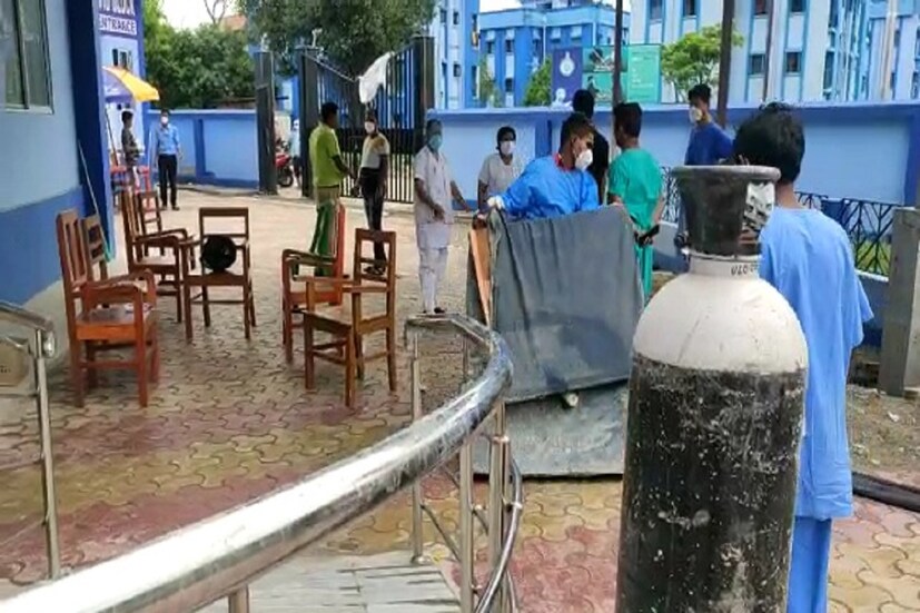 *এ দিন আগুন লাগার পরে কর্তব্যরত নার্স ও স্বাস্থ্য কর্মীরা সাহসিকতার সঙ্গে ৭ আক্রান্তকেই অন্য ওয়ার্ডে শিফট করে। বাইরে তখন আক্রান্তদের আত্মীয়দের চোখে মুখে আতঙ্কের ছাপ। চারপাশ ঢাকা পড়ে কালো ধোঁয়ায়। ওয়ার্ডের জানালার কাঁচ ভেঙে দেওয়া হয়। বাইরে দ্রুত বের করে আনা হয় অক্সিজেন সিলিণ্ডার, বেড সহ অন্যান্য স্বাস্থ্য সামগ্রী। 