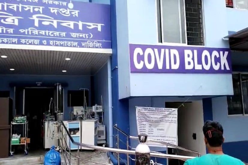*হাসপাতালের ভারপ্রাপ্ত সুপার সঞ্জয় মল্লিক জানান, বায়ো মেডিকেল বিভাগের ইঞ্জিনিয়রদের রিপোর্ট পেলেই আগুন লাগার প্রকৃত কারণ জানা যাবে। তবে কর্তব্যরত নার্সিং স্টাফ এবং স্বাস্থ্য কর্মীরা উপস্থিত বুদ্ধির পরিচয় দিয়েছেন। চিকিৎসাধীন ৭ আক্রান্তই সুস্থ রয়েছেন। ধোঁয়া বের হওয়ায় ঘরের মধ্যে গুমোট অবস্থার সৃষ্টি হয়। জানালার কাঁচ ভেঙে ধোঁয়া বের করা হয়। পরিস্থিতি স্বাভাবিক রয়েছে। অন্য ওয়ার্ডেও পরিষেবা বহাল রয়েছে। 