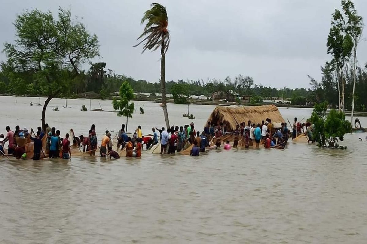 ইয়াস আছড়ে পড়ার আগেই লণ্ডভণ্ড হয়ে যায় দিঘা। উত্তাল ঢেউ এসে সমুদ্রের গার্ডরেল ভেঙে ফেলে। গোটা দিঘা শহর জলমগ্ন হয়ে পড়ে। প্রত্যক্ষদর্শীদের মতে, কখনও সখনও নারকেল গাছের মাথা ছুঁয়ে ফেলছে সমুদ্রের ঢেউ। দিঘার বাসিন্দারা বলছেন, স্মরণকালে এই দৃশ্য আর দেখেননি তাঁরা। দিঘায় হাওয়ার গতি অন্তত ৮৮ কিলোমিটার/ ঘণ্টা। ইয়াস আছড়ে পড়ার আগেই লণ্ডভণ্ড হয়ে যায় দিঘা। উত্তাল ঢেউ এসে সমুদ্রের গার্ডরেল ভেঙে ফেলে। গোটা দিঘা শহর জলমগ্ন হয়ে পড়ে। প্রত্যক্ষদর্শীদের মতে, কখনও সখনও নারকেল গাছের মাথা ছুঁয়ে ফেলছে সমুদ্রের ঢেউ। দিঘার বাসিন্দারা বলছেন, স্মরণকালে এই দৃশ্য আর দেখেননি তাঁরা। দিঘায় হাওয়ার গতি অন্তত ৮৮ কিলোমিটার/ ঘণ্টা।