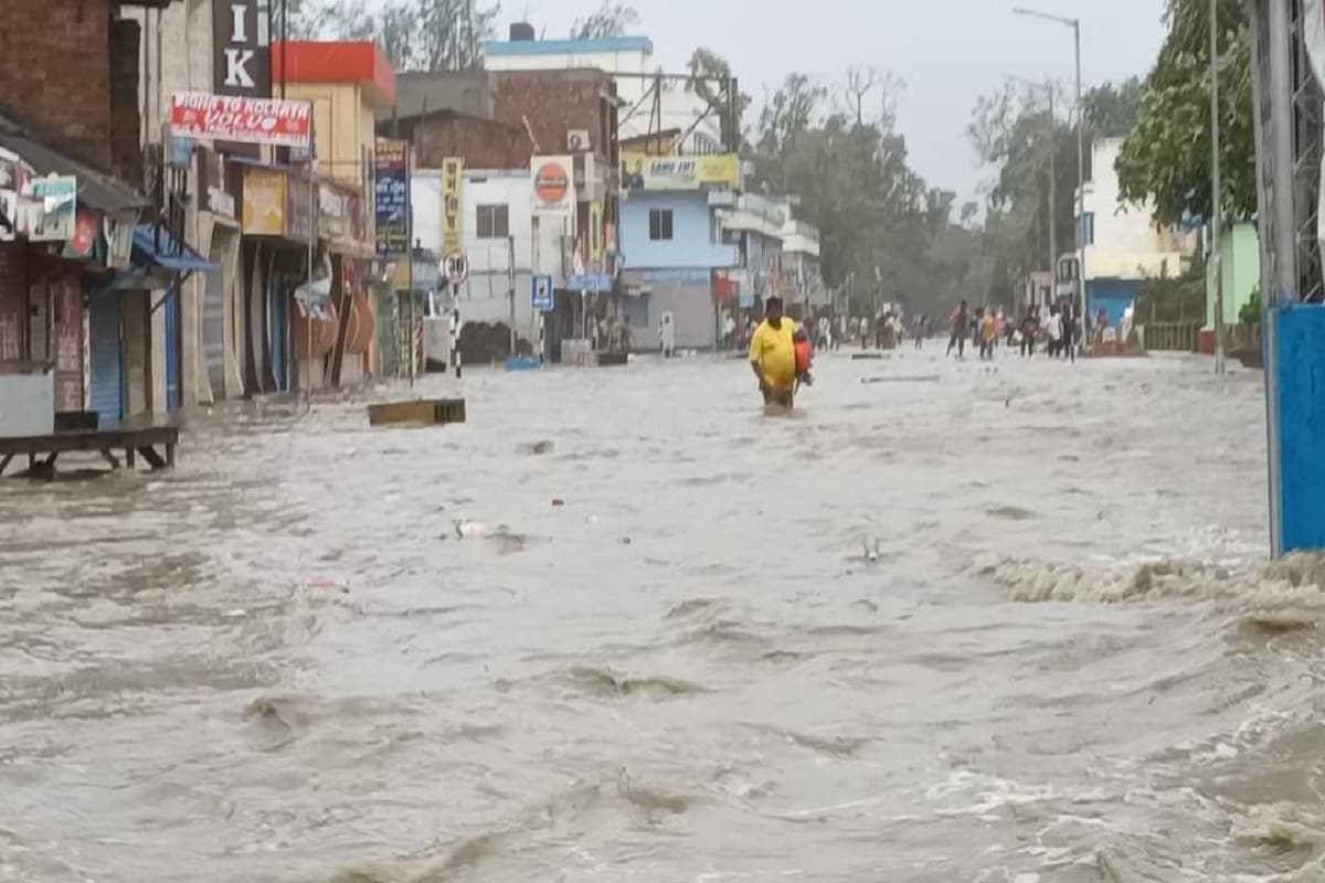 বুধবার সকালে নবান্নে মুখ্যমন্ত্রী মমতা বন্দ্যোপাধ্যায় (Mamata Banerjee) বলেন, 'উপকূলবর্তী গ্রামগুলিতে জল ঢুকে গেছে। শুধু পূর্ব মেদিনীপুরেই ৫১টি নদীবাঁধ ভেঙে গেছে। সুন্দরবনের গোসাবার গ্রামগুলি প্লাবিত হয়ে গেছে। এখনই ২০ হাজার বাড়ি ক্ষতিগ্রস্ত হয়ে গিয়েছে। নন্দীগ্রাম থেকে ফোন পেয়েছি। গ্রামের পর গ্রাম ডুবে গিয়েছে ওখানে।' বুধবার সকালে নবান্নে মুখ্যমন্ত্রী মমতা বন্দ্যোপাধ্যায় (Mamata Banerjee) বলেন, 'উপকূলবর্তী গ্রামগুলিতে জল ঢুকে গেছে। শুধু পূর্ব মেদিনীপুরেই ৫১টি নদীবাঁধ ভেঙে গেছে। সুন্দরবনের গোসাবার গ্রামগুলি প্লাবিত হয়ে গেছে। এখনই ২০ হাজার বাড়ি ক্ষতিগ্রস্ত হয়ে গিয়েছে। নন্দীগ্রাম থেকে ফোন পেয়েছি। গ্রামের পর গ্রাম ডুবে গিয়েছে ওখানে।'