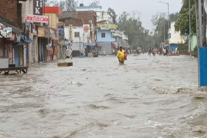 বুধবার সকালে নবান্নে মুখ্যমন্ত্রী মমতা বন্দ্যোপাধ্যায় (Mamata Banerjee) বলেন, 'উপকূলবর্তী গ্রামগুলিতে জল ঢুকে গেছে। শুধু পূর্ব মেদিনীপুরেই ৫১টি নদীবাঁধ ভেঙে গেছে। সুন্দরবনের গোসাবার গ্রামগুলি প্লাবিত হয়ে গেছে। এখনই ২০ হাজার বাড়ি ক্ষতিগ্রস্ত হয়ে গিয়েছে। নন্দীগ্রাম থেকে ফোন পেয়েছি। গ্রামের পর গ্রাম ডুবে গিয়েছে ওখানে।'