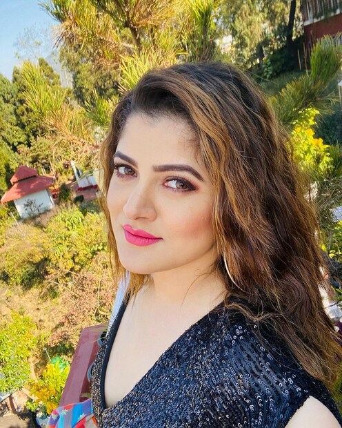 *ছবির ক্যাপশনে অভিনেত্রী লেখেন, ‘আমরা প্রত্যেকই এমন রাস্তায় হাঁটি, যে রাস্তা দিয়ে আমাদের হাঁটা অনুচিত’। অর্থাৎ এককথায় আফসোসই করেছেন অভিনেত্রী শ্রাবন্তী। জল্পনার মাঝেই পাহাড়ে হারানোর ইঙ্গিতে নেটিজেনরা অবশ্য অন্য গন্ধ পাচ্ছেন। ছবিঃ ইনস্টাগ্রাম।
