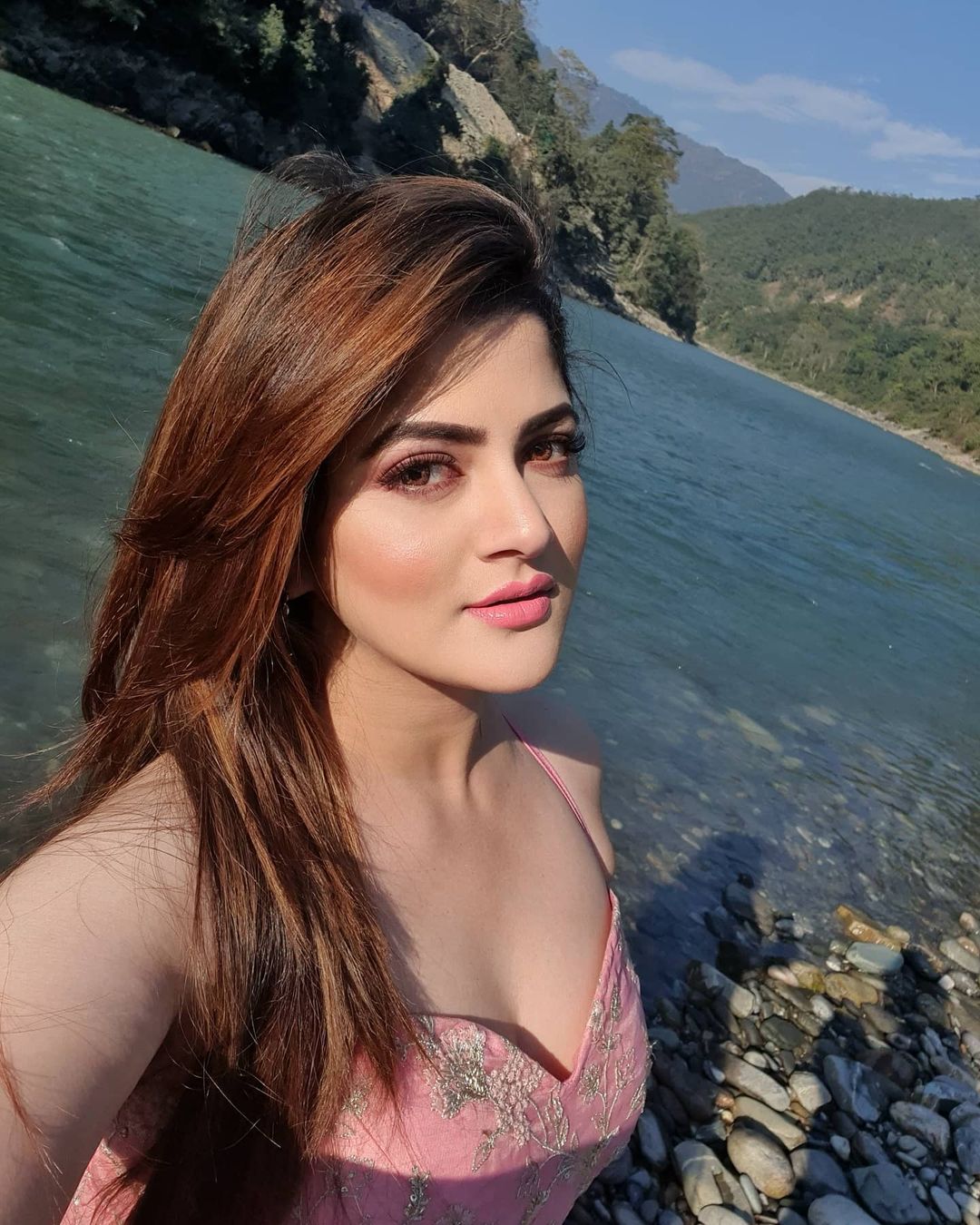 *তাই স্বাভাবিকভাবেই এ দিন ছবি পোস্ট করার পর থেকে শ্রাবন্তীর প্রেমে পড়া, কে তাঁর সেই প্রেমিক বা কবেই বা তিনি বিয়ের পিঁড়িতে বসবেন -সহ নানা প্রশ্ন উঠতে শুরু করার কথা ছিল। ছবিঃ ইনস্টাগ্রাম। *তাই স্বাভাবিকভাবেই এ দিন ছবি পোস্ট করার পর থেকে শ্রাবন্তীর প্রেমে পড়া, কে তাঁর সেই প্রেমিক বা কবেই বা তিনি বিয়ের পিঁড়িতে বসবেন -সহ নানা প্রশ্ন উঠতে শুরু করার কথা ছিল। ছবিঃ ইনস্টাগ্রাম।