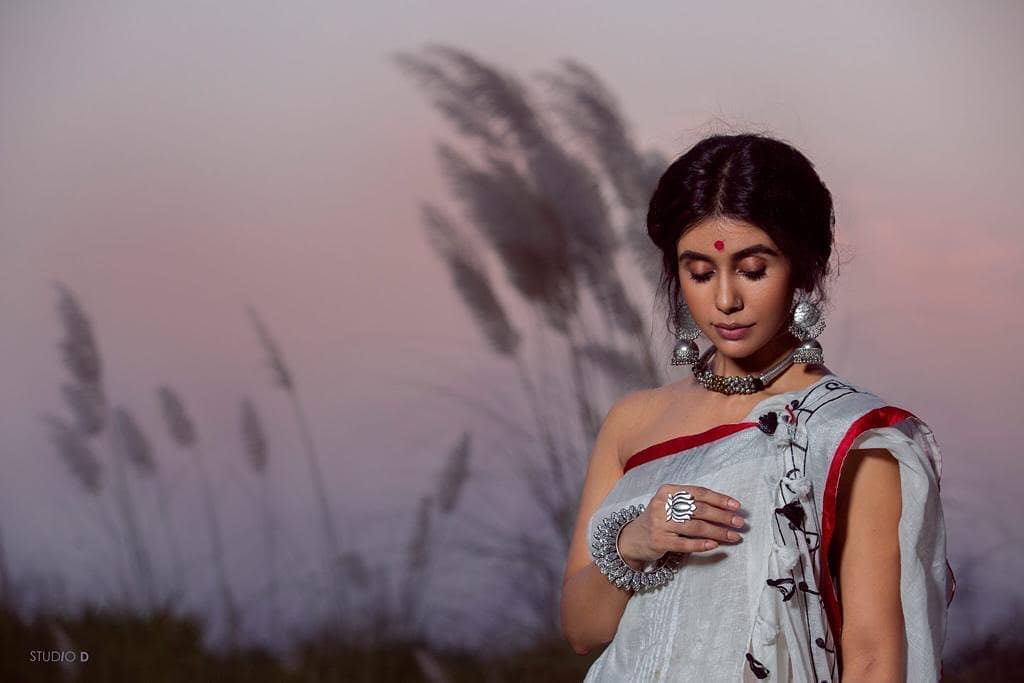 *এমনিতেই শরীর নিয়ে অত্যন্ত সচেতন তিনি। নিয়মিত চর্চা করেন। বর্তমান করোনা আবহে বাড়ি থেকে বাইরে যাচ্ছেন না। এমনকি বাইরে থেকে কাউকে আসতেও দিচ্ছেন না। বরং নিজের সব কাজ নিজেই করে নিচ্ছেন ফিট থাকতে। ছবিঃ ইনস্টাগ্রাম। *এমনিতেই শরীর নিয়ে অত্যন্ত সচেতন তিনি। নিয়মিত চর্চা করেন। বর্তমান করোনা আবহে বাড়ি থেকে বাইরে যাচ্ছেন না। এমনকি বাইরে থেকে কাউকে আসতেও দিচ্ছেন না। বরং নিজের সব কাজ নিজেই করে নিচ্ছেন ফিট থাকতে। ছবিঃ ইনস্টাগ্রাম।