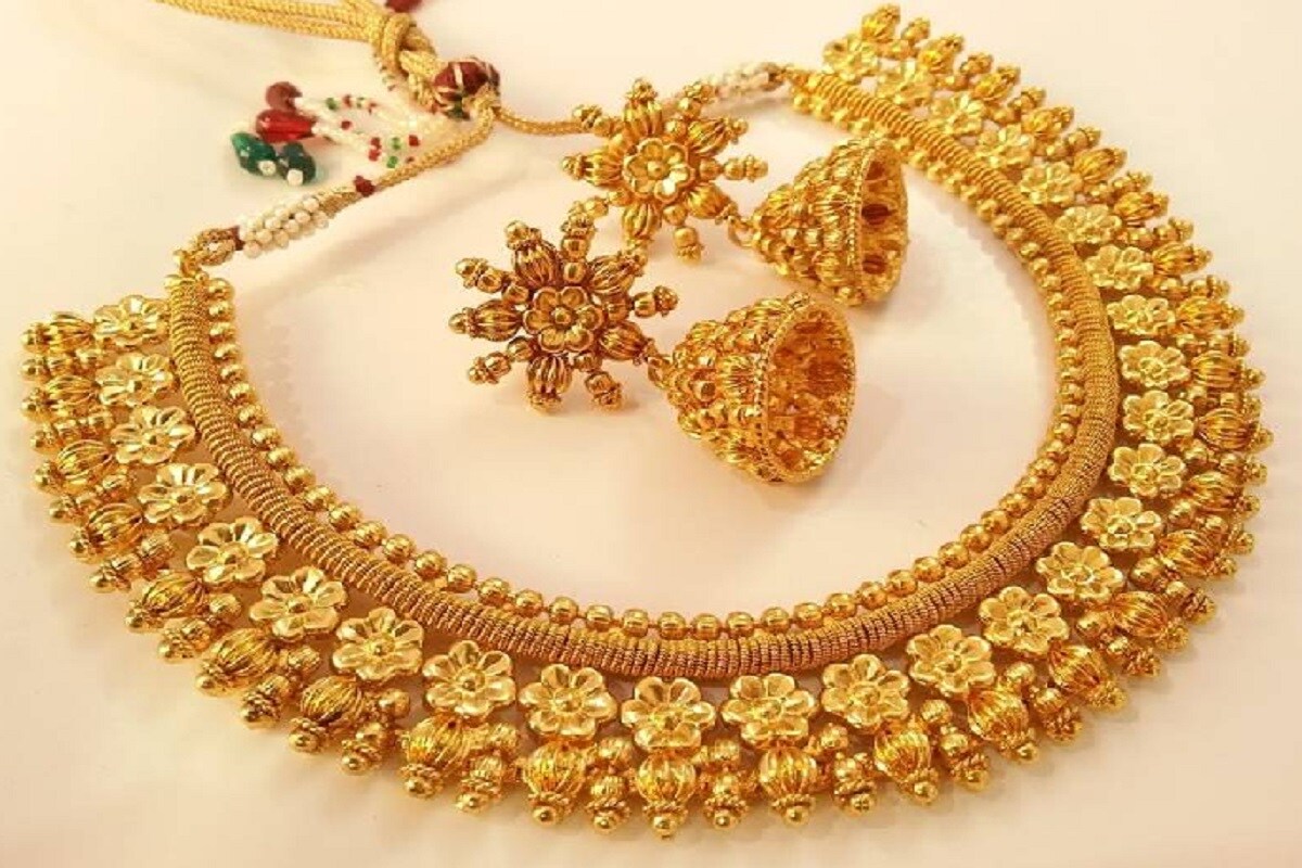 দেশের বাজারে এদিন উর্ধ্বমুখী সোনার দাম (Gold Price Today) ৷ রুপোর (Silver Price Today) দাম অবশ্য কিছুটা কমেছে ৷ এমসিএক্সে (MCX) এদিন সোনার দাম ০.০৪ শতাংশ বেড়ে প্রতি ১০ গ্রামে ৪৮,৩২৪ টাকা হয়েছে ৷ রুপোর দাম অবশ্য ০.৬১ শতাংশ কমে ৭২,৭৪৯ টাকা প্রতি কিলোগ্রাম হয়ে গিয়েছে ৷ সর্বকালীন রেকর্ড দাম থেকে এখনও সোনার দাম কম রয়েছে ৷ দেশের বাজারে এদিন উর্ধ্বমুখী সোনার দাম (Gold Price Today) ৷ রুপোর (Silver Price Today) দাম অবশ্য কিছুটা কমেছে ৷ এমসিএক্সে (MCX) এদিন সোনার দাম ০.০৪ শতাংশ বেড়ে প্রতি ১০ গ্রামে ৪৮,৩২৪ টাকা হয়েছে ৷ রুপোর দাম অবশ্য ০.৬১ শতাংশ কমে ৭২,৭৪৯ টাকা প্রতি কিলোগ্রাম হয়ে গিয়েছে ৷ সর্বকালীন রেকর্ড দাম থেকে এখনও সোনার দাম কম রয়েছে ৷