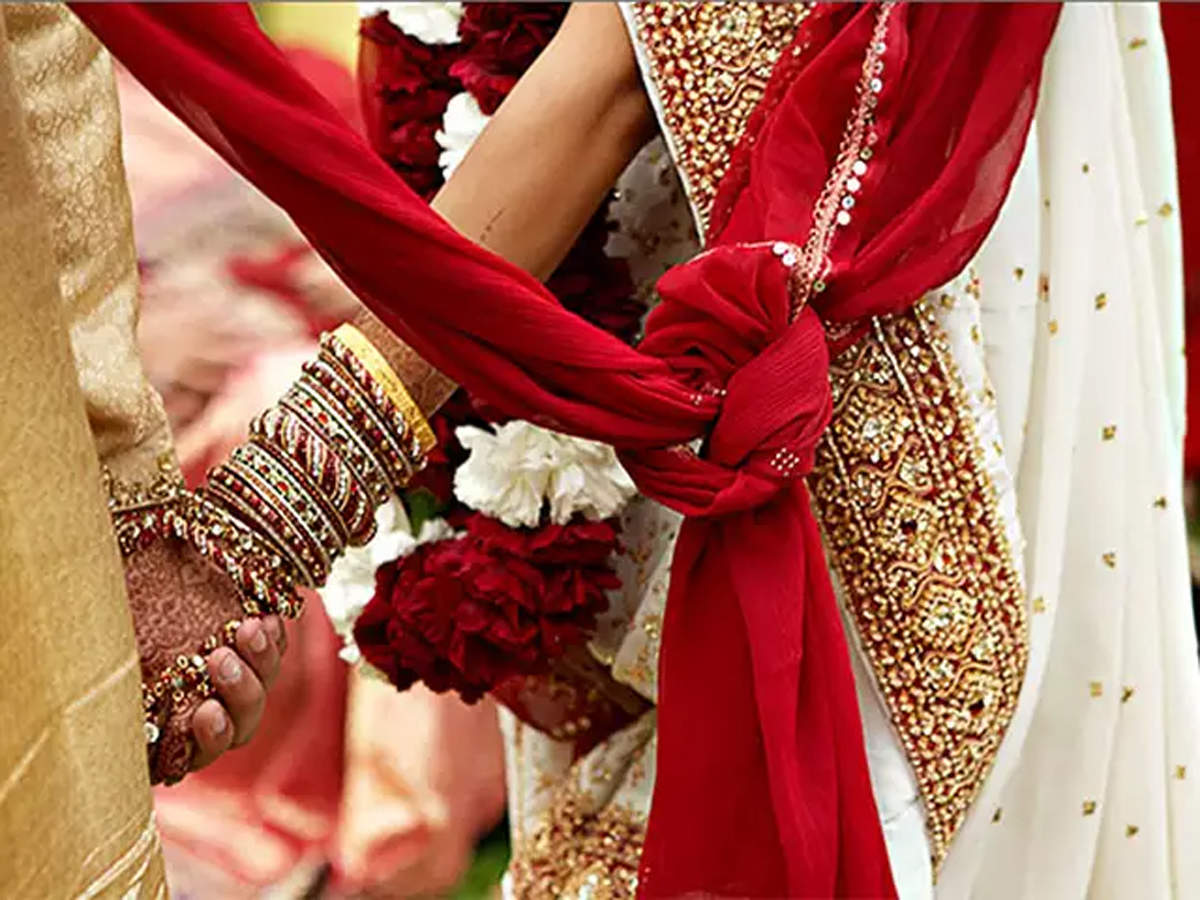 • এরপরেই দুই বোনকে একসঙ্গে বিয়ে করার সিদ্ধান্ত নেন ওই যুবক । দুই পরিবারের তরফেও এই বিয়েতে অসম্মতি জানানো হয়নি । সে মোতাবেক, গত ৭ মে ললিতা ও সুপ্রিয়াকে একইসঙ্গে বিয়ে করে ওই যুবক । প্রতীকী চিত্র । • এরপরেই দুই বোনকে একসঙ্গে বিয়ে করার সিদ্ধান্ত নেন ওই যুবক । দুই পরিবারের তরফেও এই বিয়েতে অসম্মতি জানানো হয়নি । সে মোতাবেক, গত ৭ মে ললিতা ও সুপ্রিয়াকে একইসঙ্গে বিয়ে করে ওই যুবক । প্রতীকী চিত্র ।