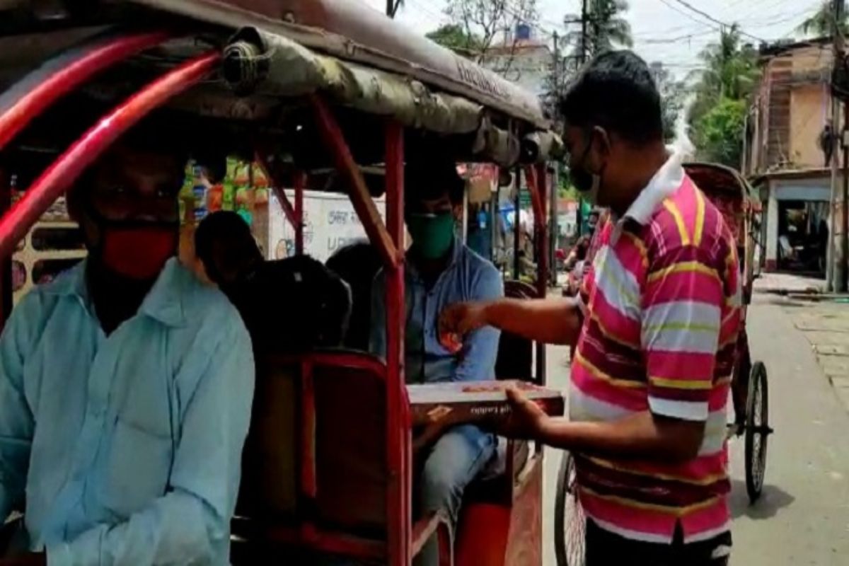 বুধবার তৃতীয় বারের জন্য মুখ্যমন্ত্রী পদে রাজভবনে শপথ নিলেন মমতা বন্দ্যোপাধ্যায়। রাজ্যপাল জগদীপ ধনখড় যখন মমতা বন্দ্যোপাধ্যায়কে মুখ্যমন্ত্রী পদে শপথ গ্রহণ করাচ্ছিলেন ঠিক তখনই আনন্দ উৎসব চলছিল বাঁকুড়া থেকে শিলিগুড়ি। হাওড়া থেকে ২৪ পরগনা। মিষ্টি ও লাড্ডু বিতরণ করছিলেন তৃণমূল নেতা কর্মীরা। সবুজ আবিরের রঙেই মিশে যাচ্ছিল জয়ের আনন্দ। বুধবার তৃতীয় বারের জন্য মুখ্যমন্ত্রী পদে রাজভবনে শপথ নিলেন মমতা বন্দ্যোপাধ্যায়। রাজ্যপাল জগদীপ ধনখড় যখন মমতা বন্দ্যোপাধ্যায়কে মুখ্যমন্ত্রী পদে শপথ গ্রহণ করাচ্ছিলেন ঠিক তখনই আনন্দ উৎসব চলছিল বাঁকুড়া থেকে শিলিগুড়ি। হাওড়া থেকে ২৪ পরগনা। মিষ্টি ও লাড্ডু বিতরণ করছিলেন তৃণমূল নেতা কর্মীরা। সবুজ আবিরের রঙেই মিশে যাচ্ছিল জয়ের আনন্দ।